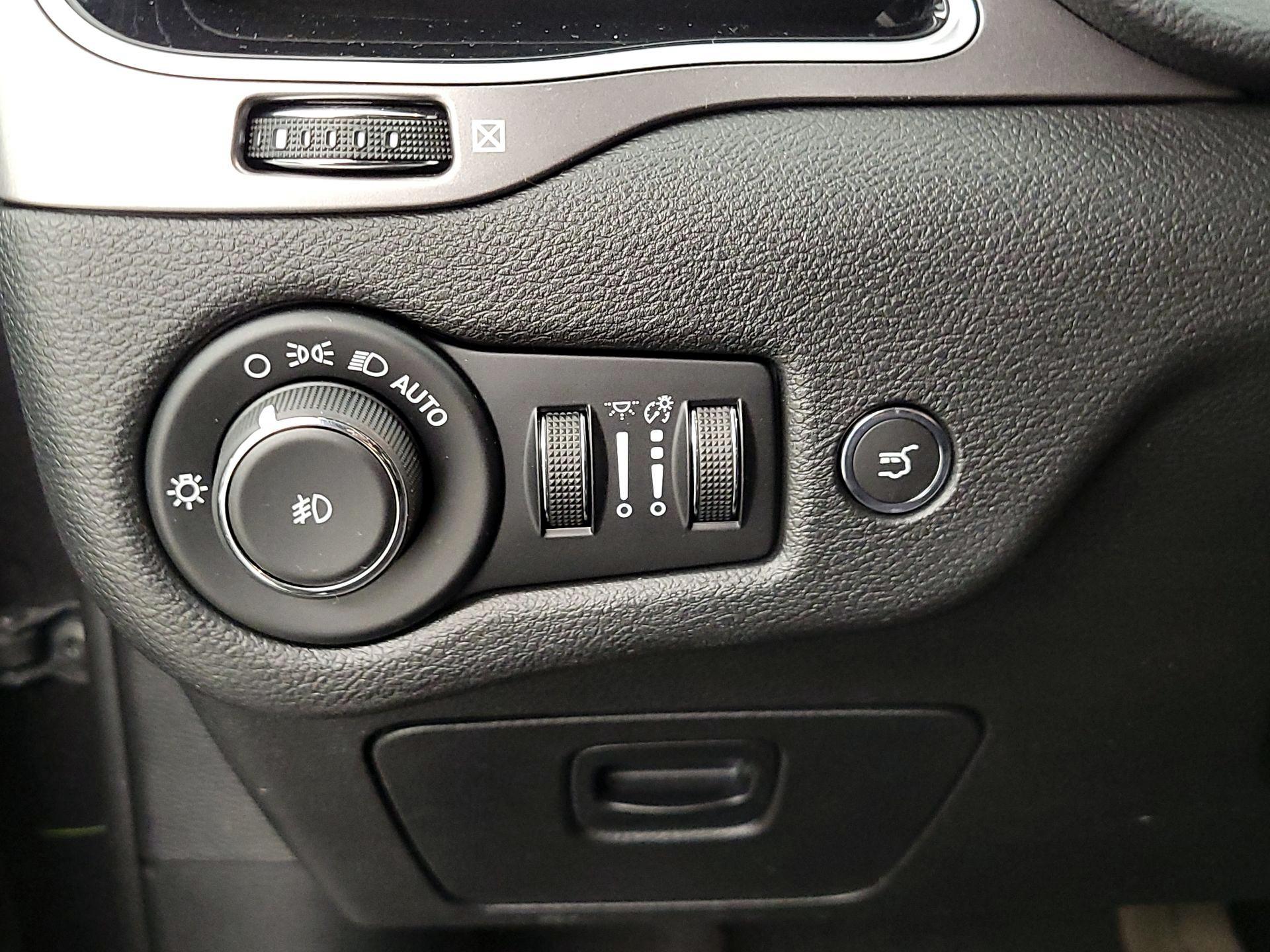 Thumbnail: 2018 Jeep Cherokee - 13