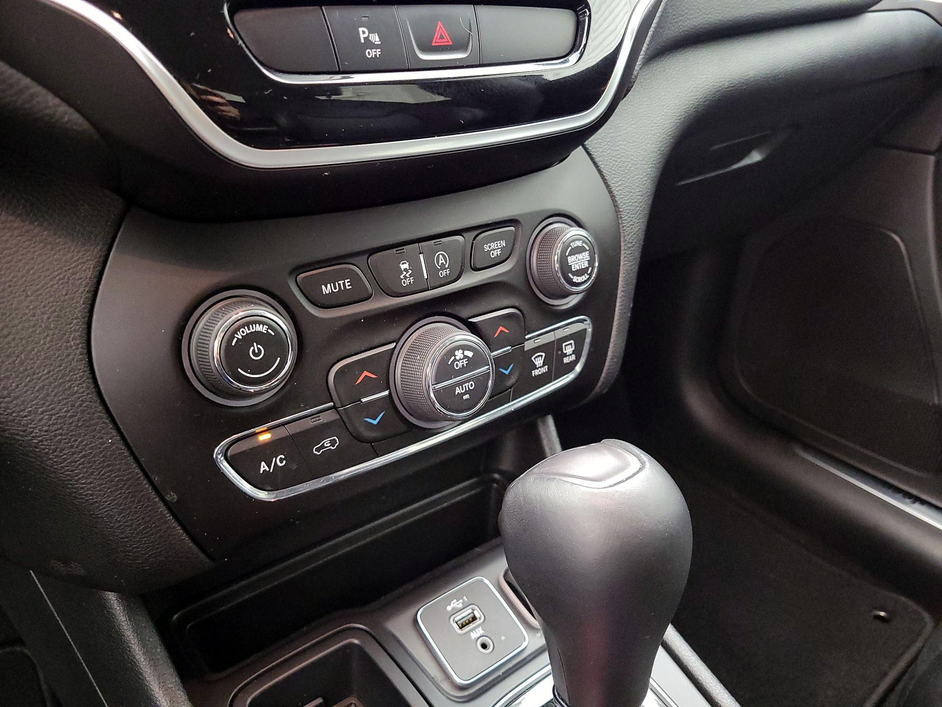 Thumbnail: 2018 Jeep Cherokee - 16