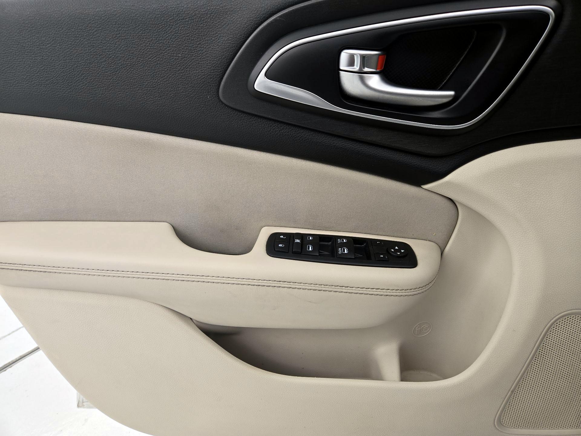 Thumbnail: 2015 Chrysler 200 - 12