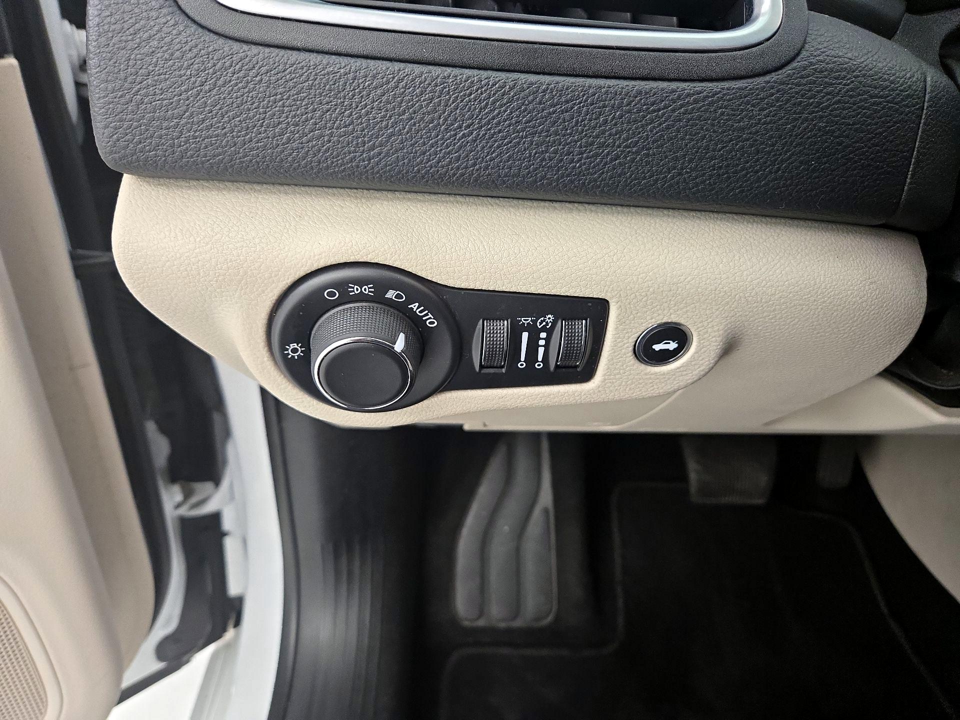 Thumbnail: 2015 Chrysler 200 - 13