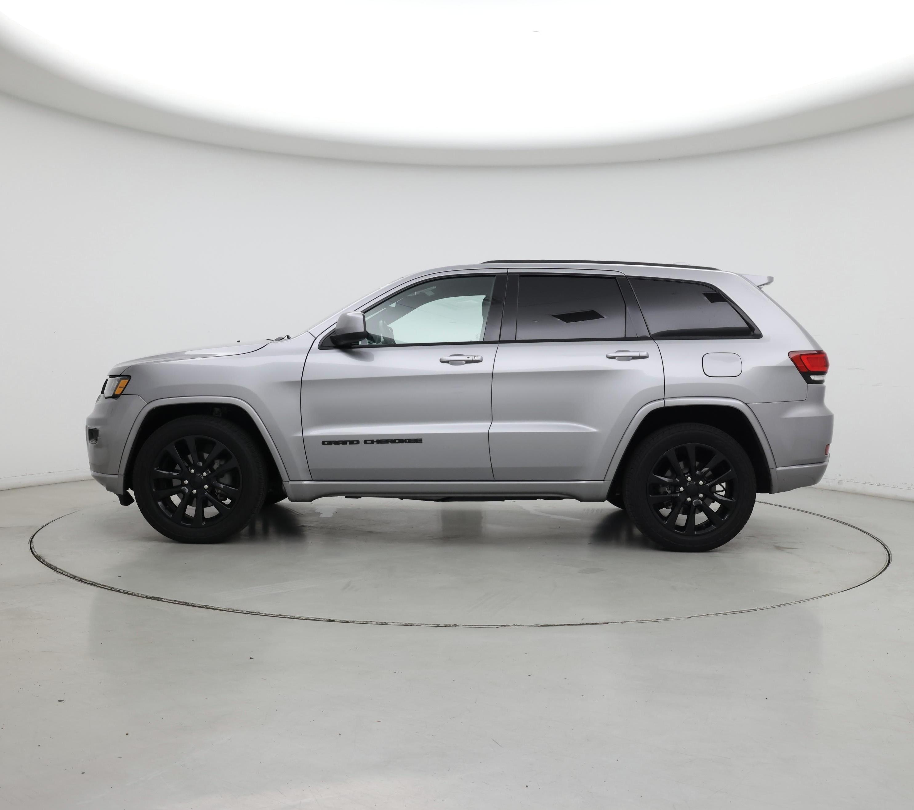 Thumbnail: 2018 Jeep Grand Cherokee - 3