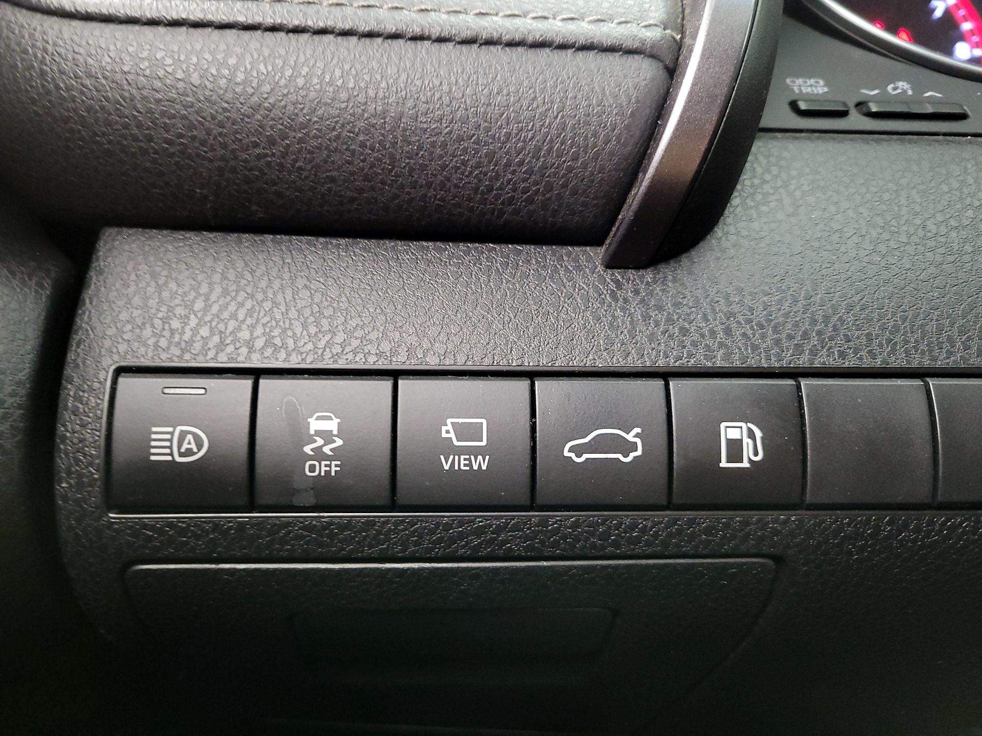 Thumbnail: 2018 Toyota Camry - 13