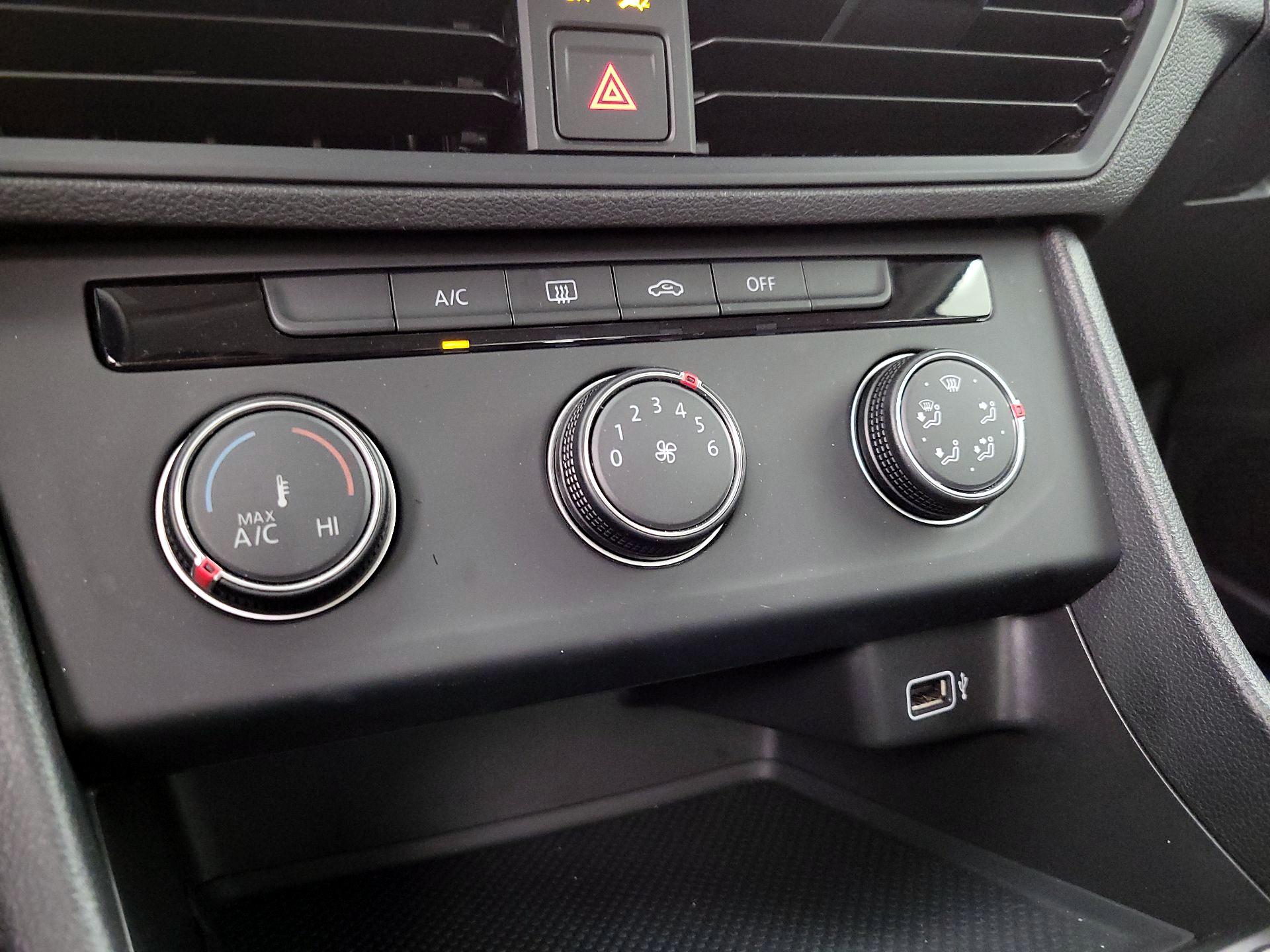 Thumbnail: 2019 Volkswagen Jetta - 16