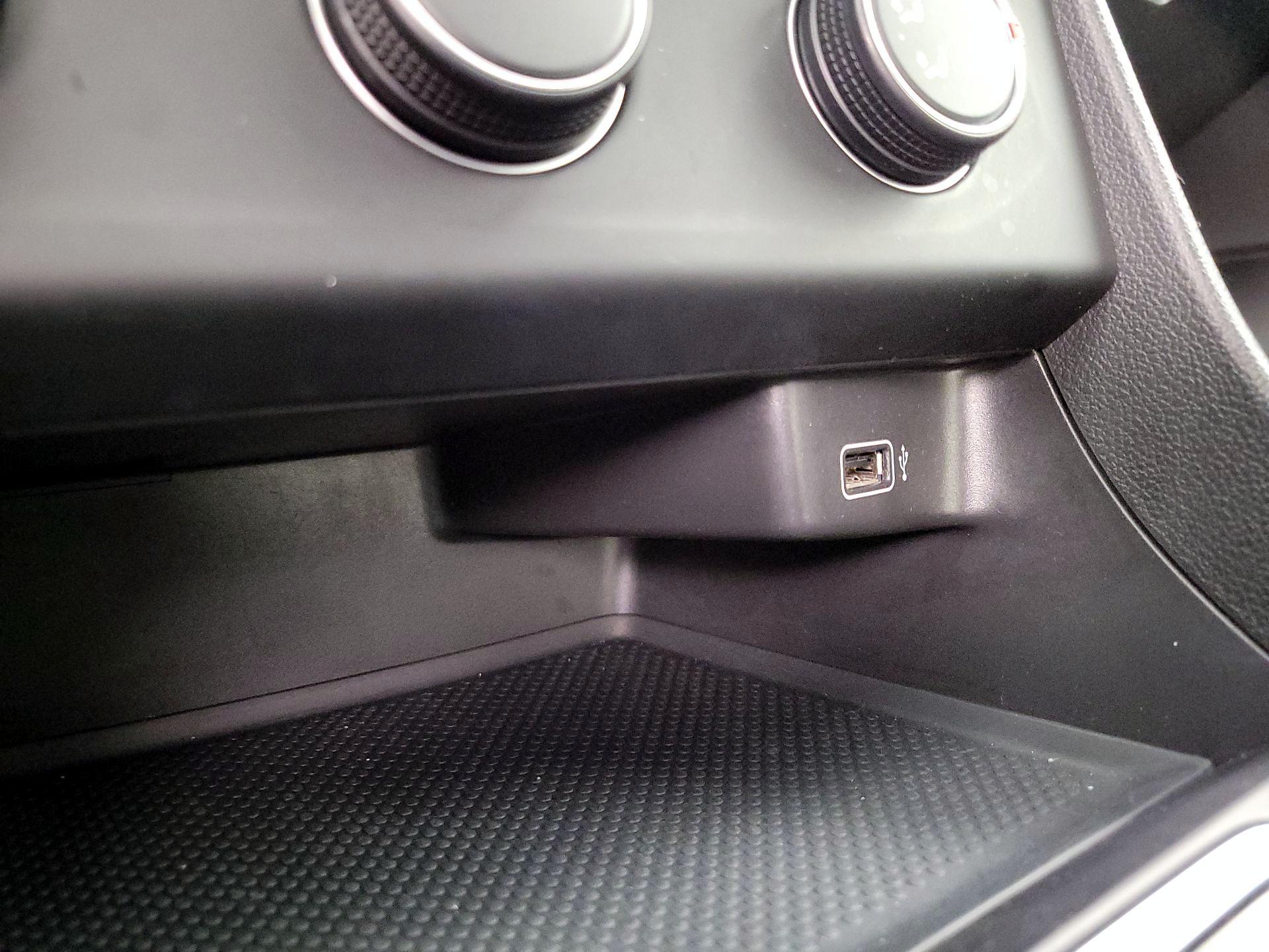 Thumbnail: 2019 Volkswagen Jetta - 18