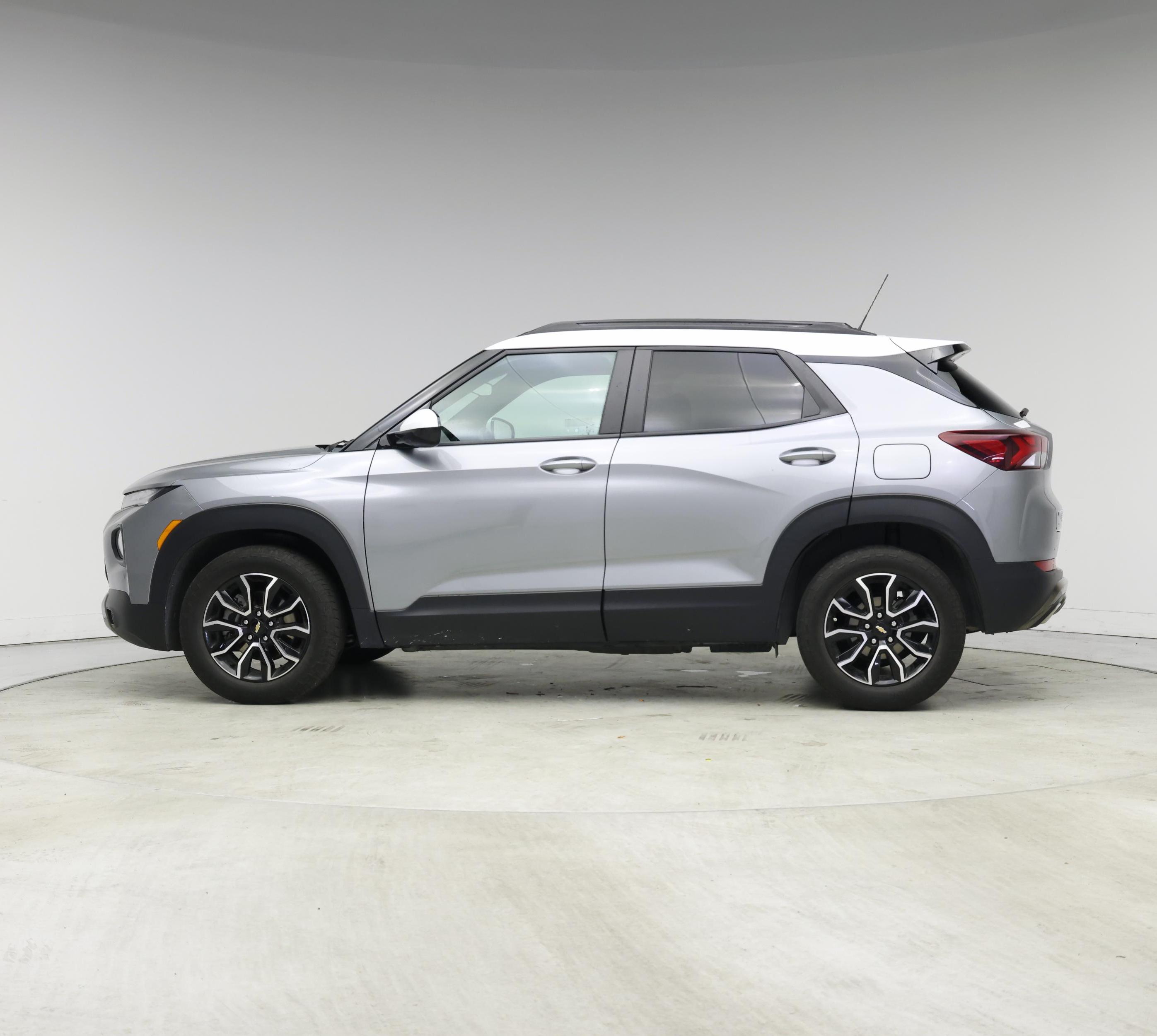 Thumbnail: 2023 Chevrolet TrailBlazer - 3