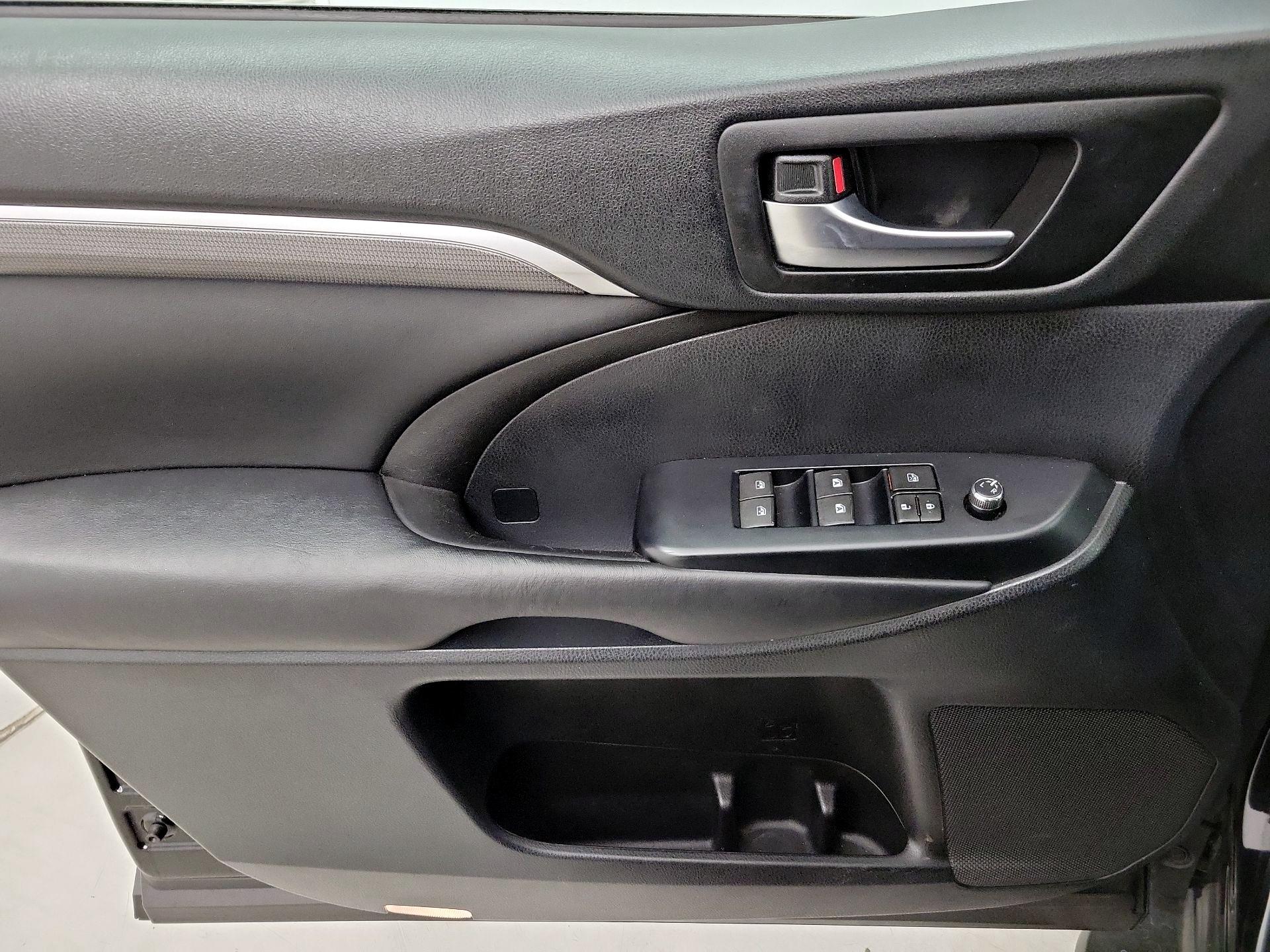 Thumbnail: 2019 Toyota Highlander - 12