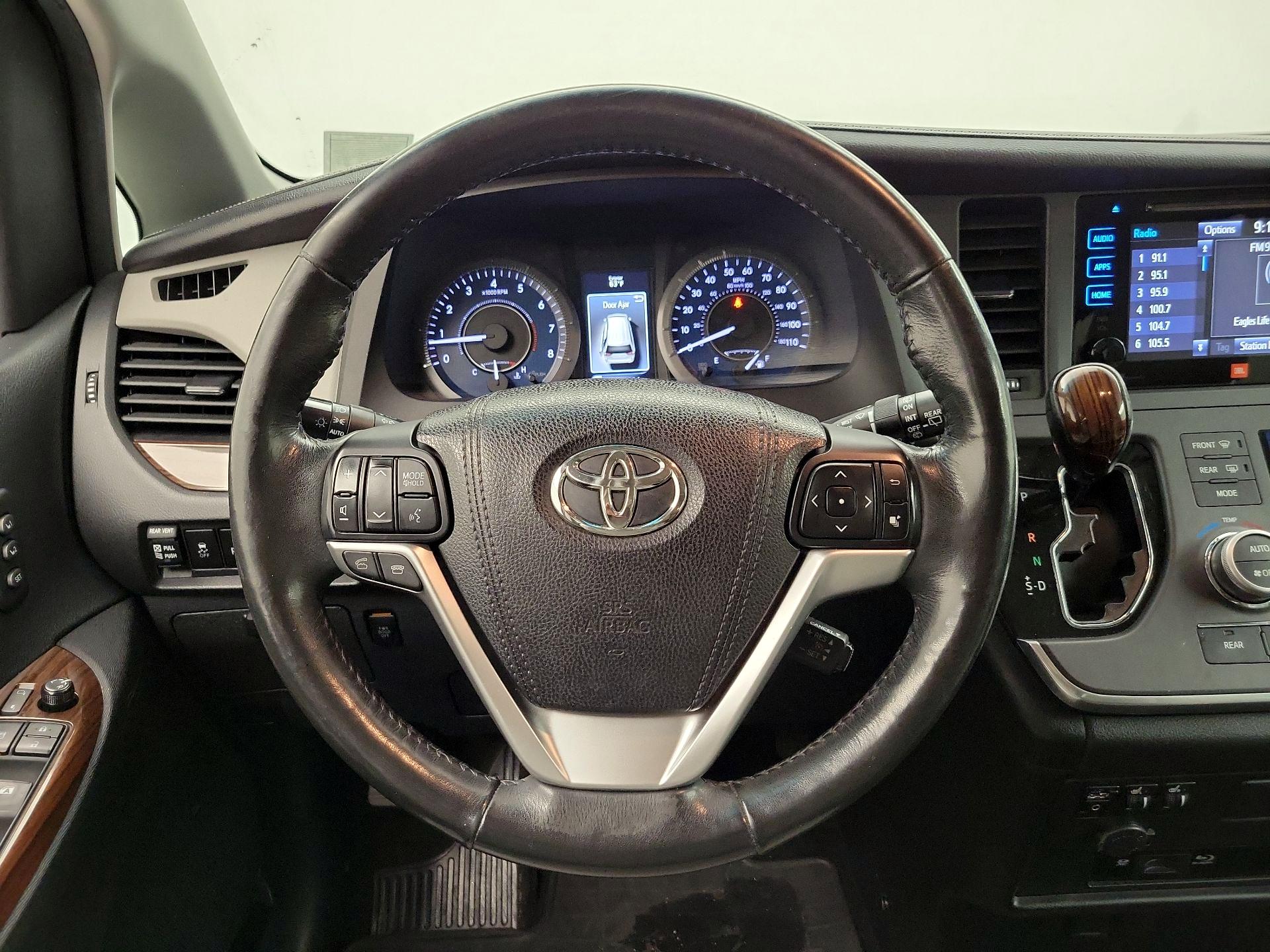 Thumbnail: 2015 Toyota Sienna - 10