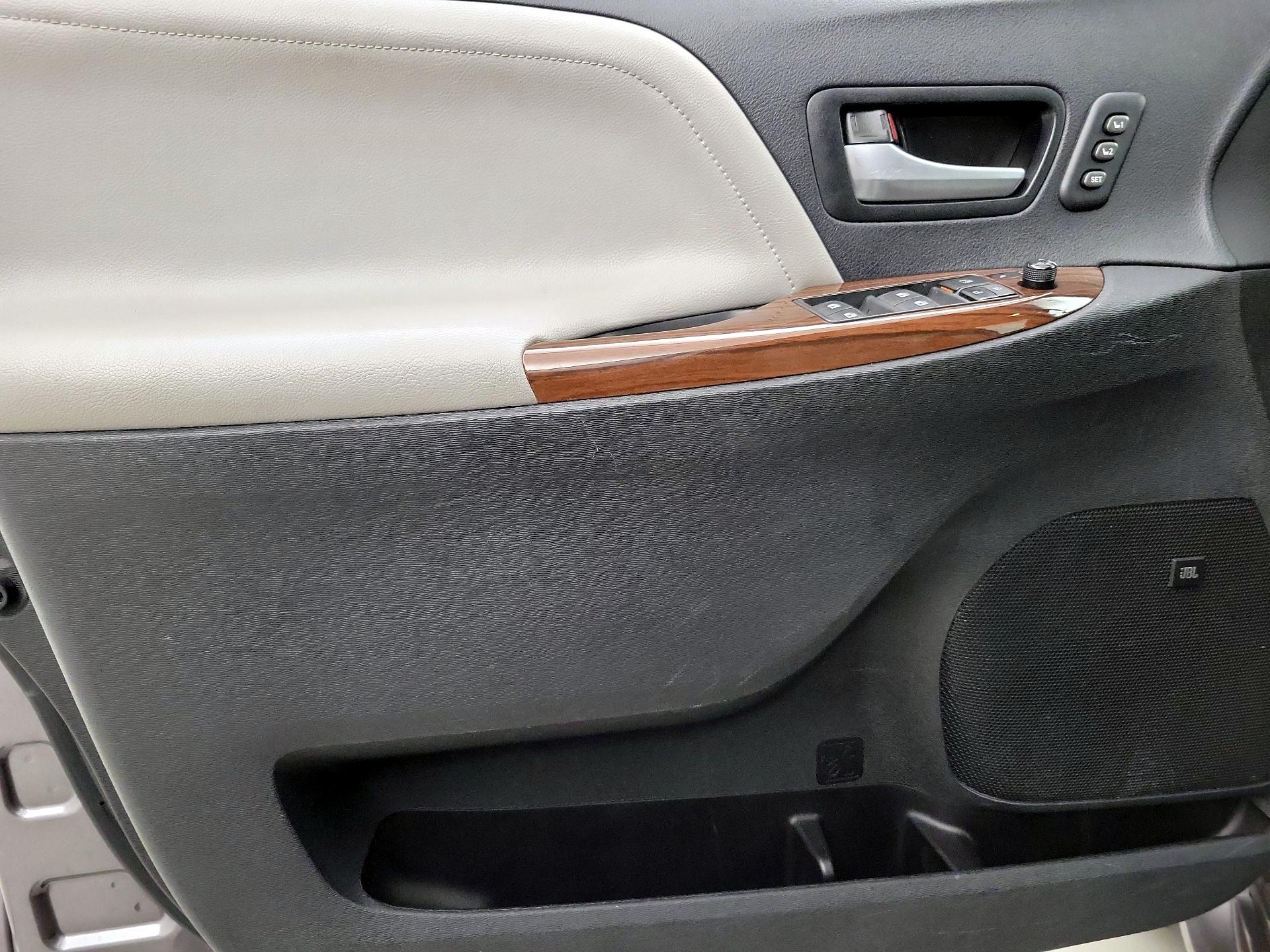 Thumbnail: 2015 Toyota Sienna - 12