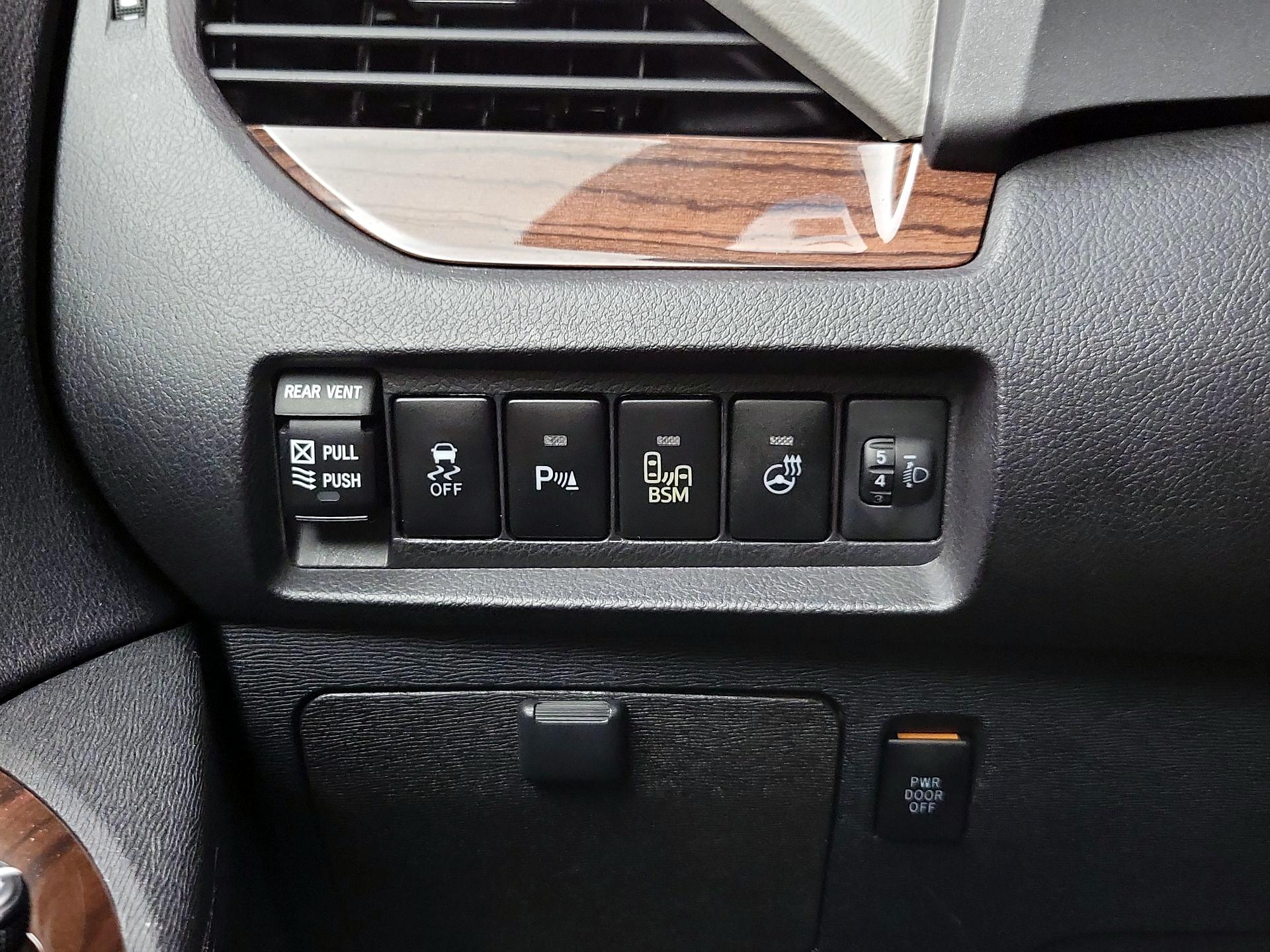 Thumbnail: 2015 Toyota Sienna - 13