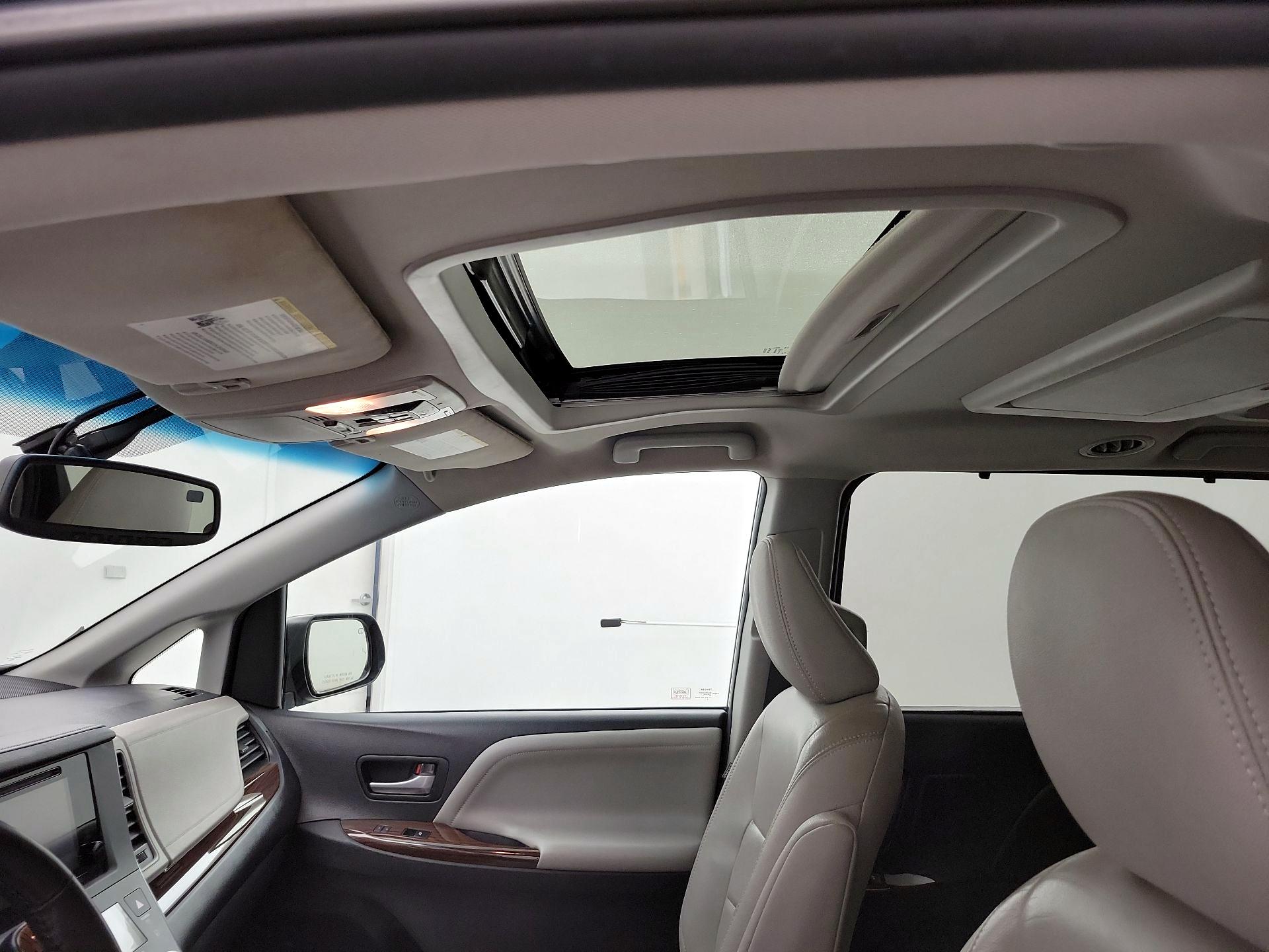 Thumbnail: 2015 Toyota Sienna - 20