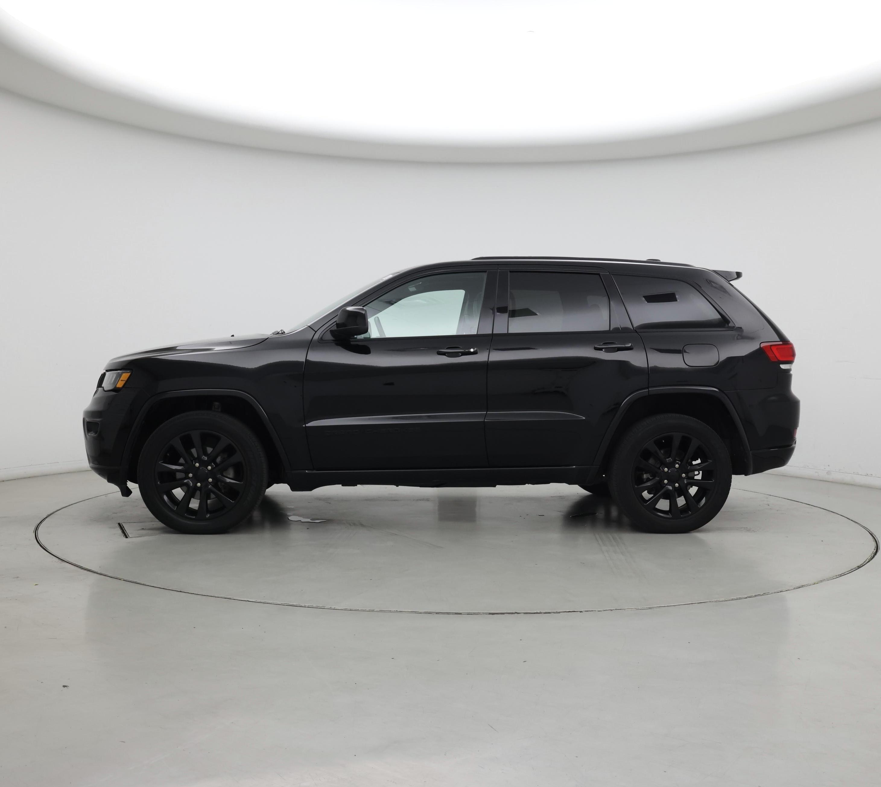Thumbnail: 2018 Jeep Grand Cherokee - 3