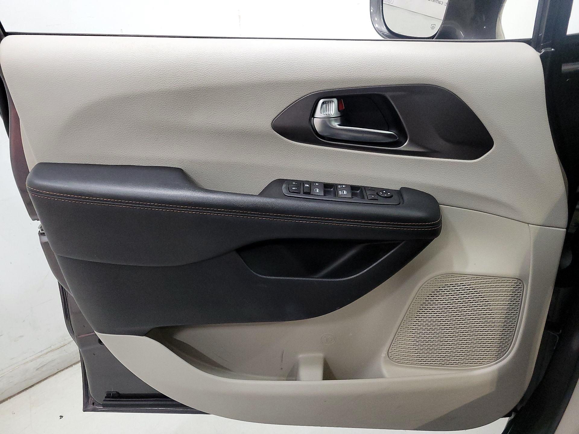 Thumbnail: 2020 Chrysler Pacifica - 12