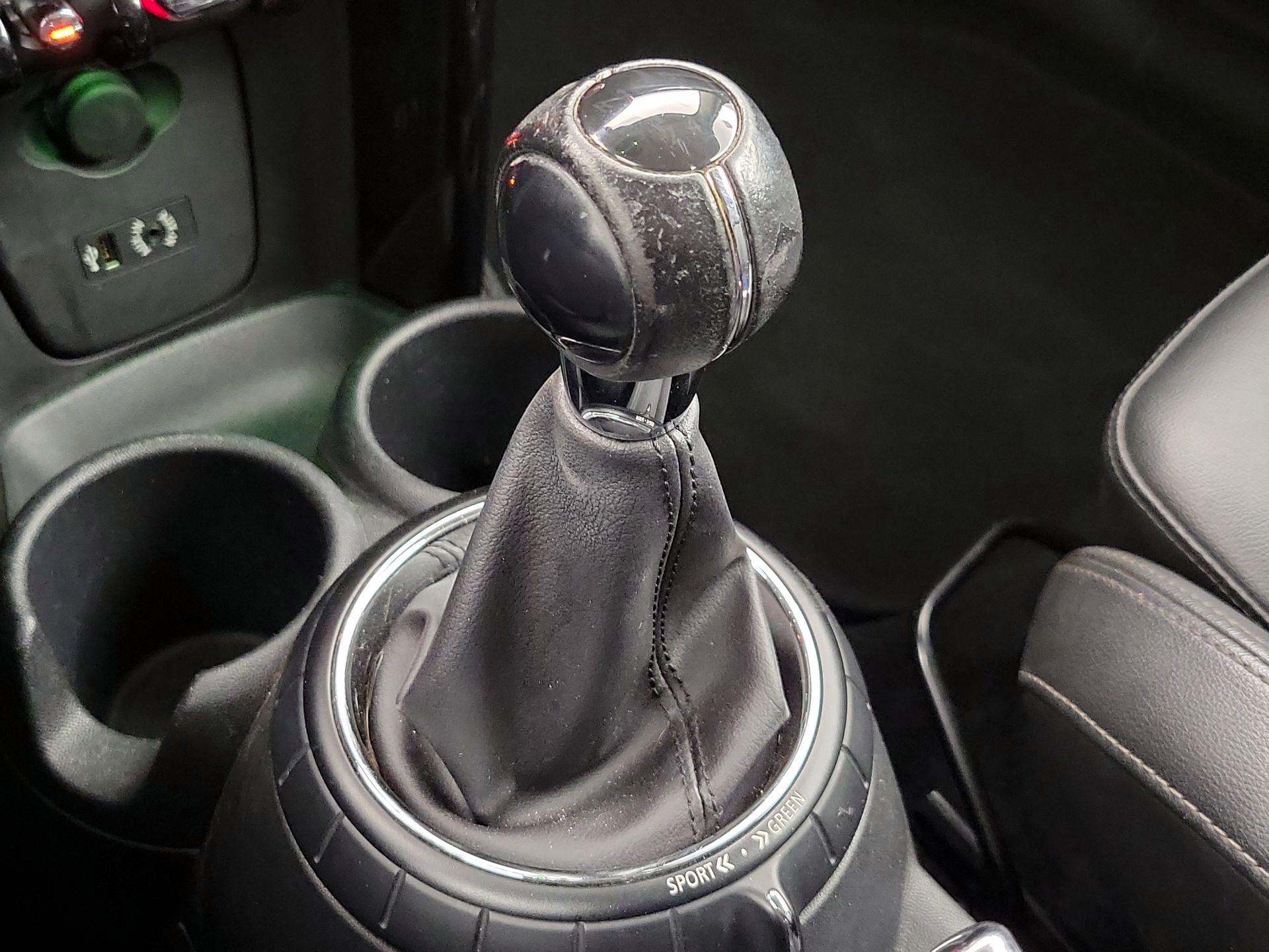 Thumbnail: 2015 MINI Cooper Hardtop - 16