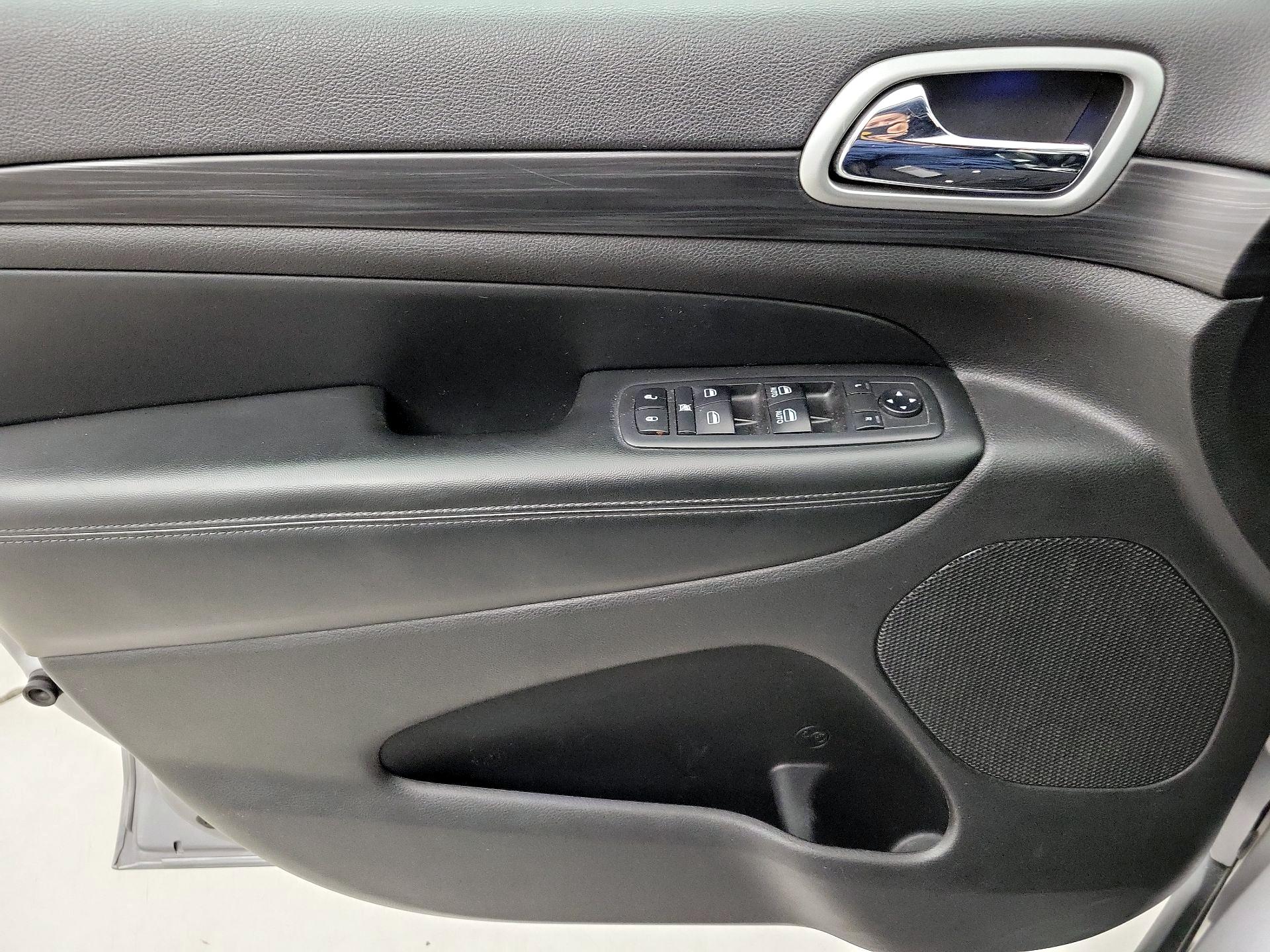 Thumbnail: 2019 Jeep Grand Cherokee - 12