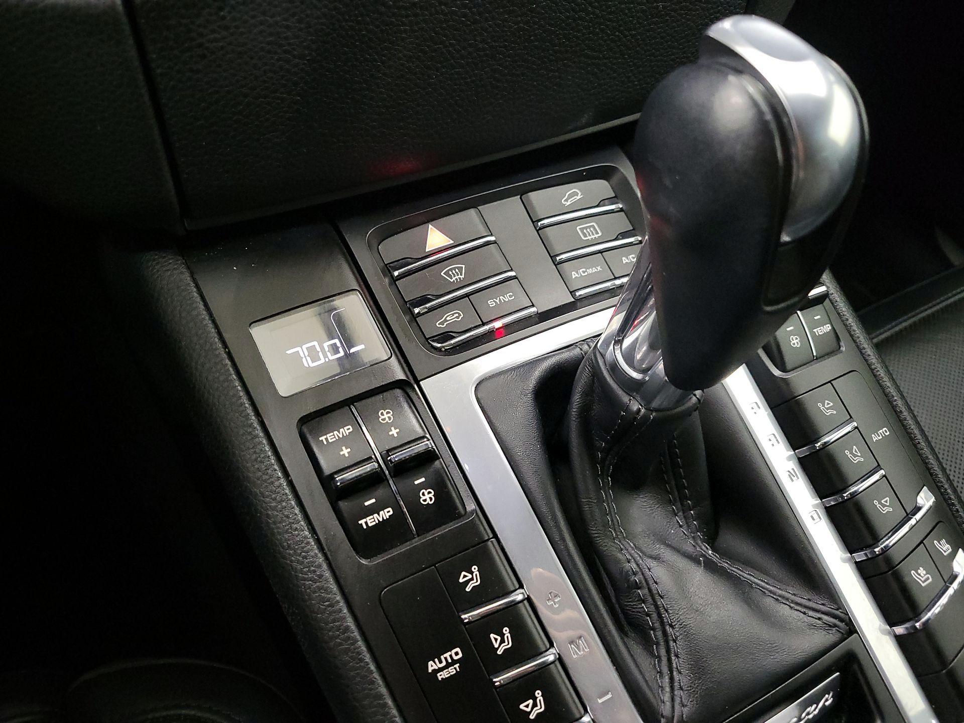 Thumbnail: 2018 Porsche Macan - 16