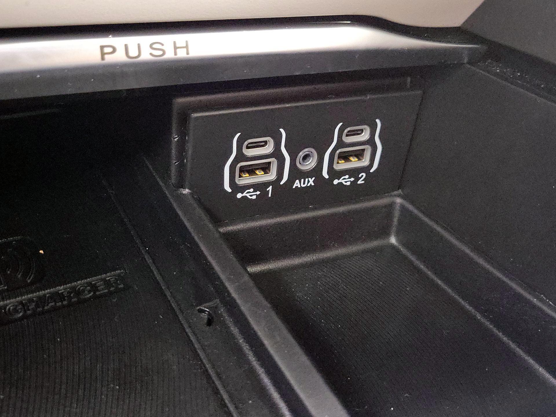 Thumbnail: 2021 Chrysler Pacifica - 19