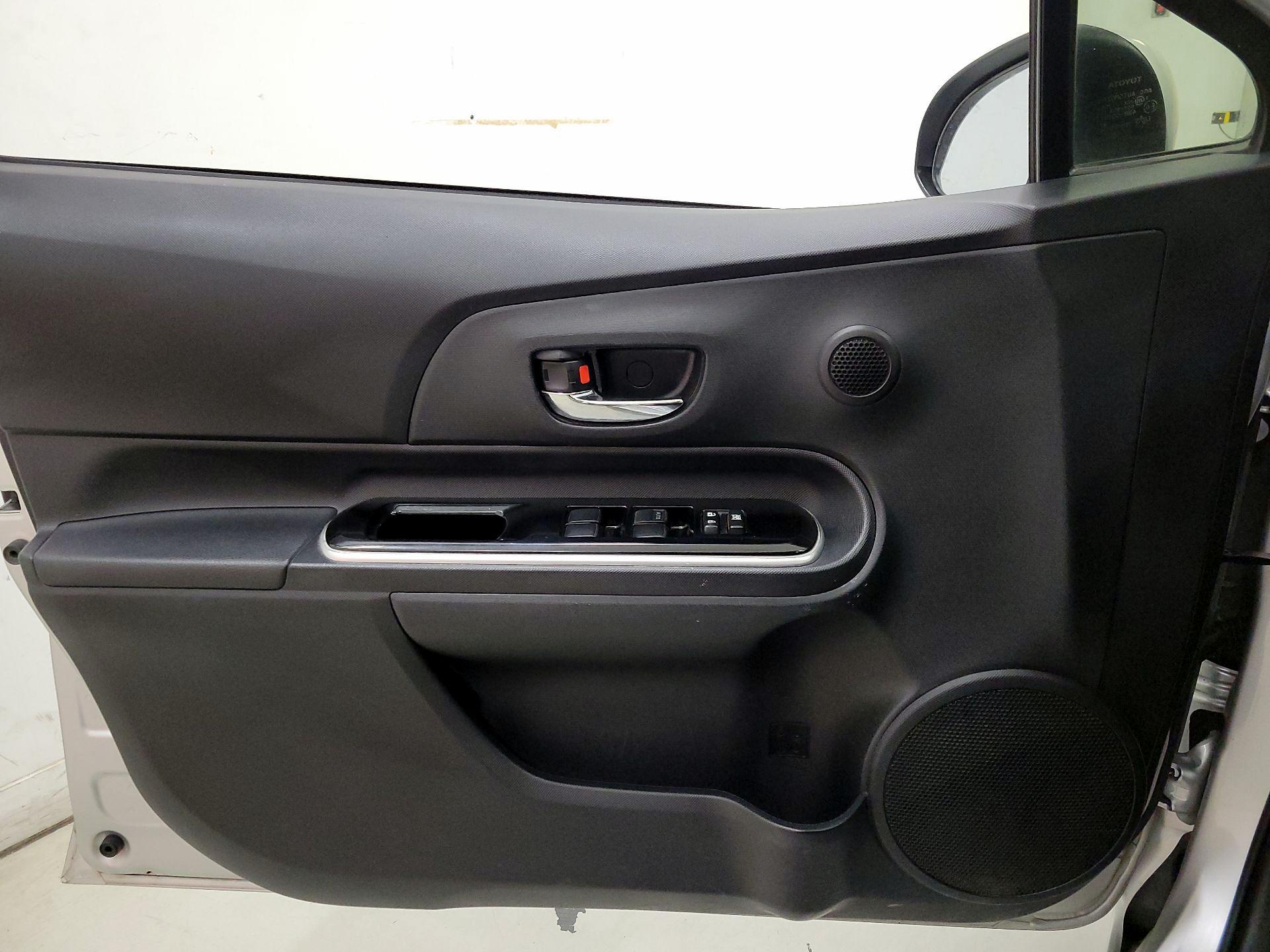 Thumbnail: 2015 Toyota Prius c - 12