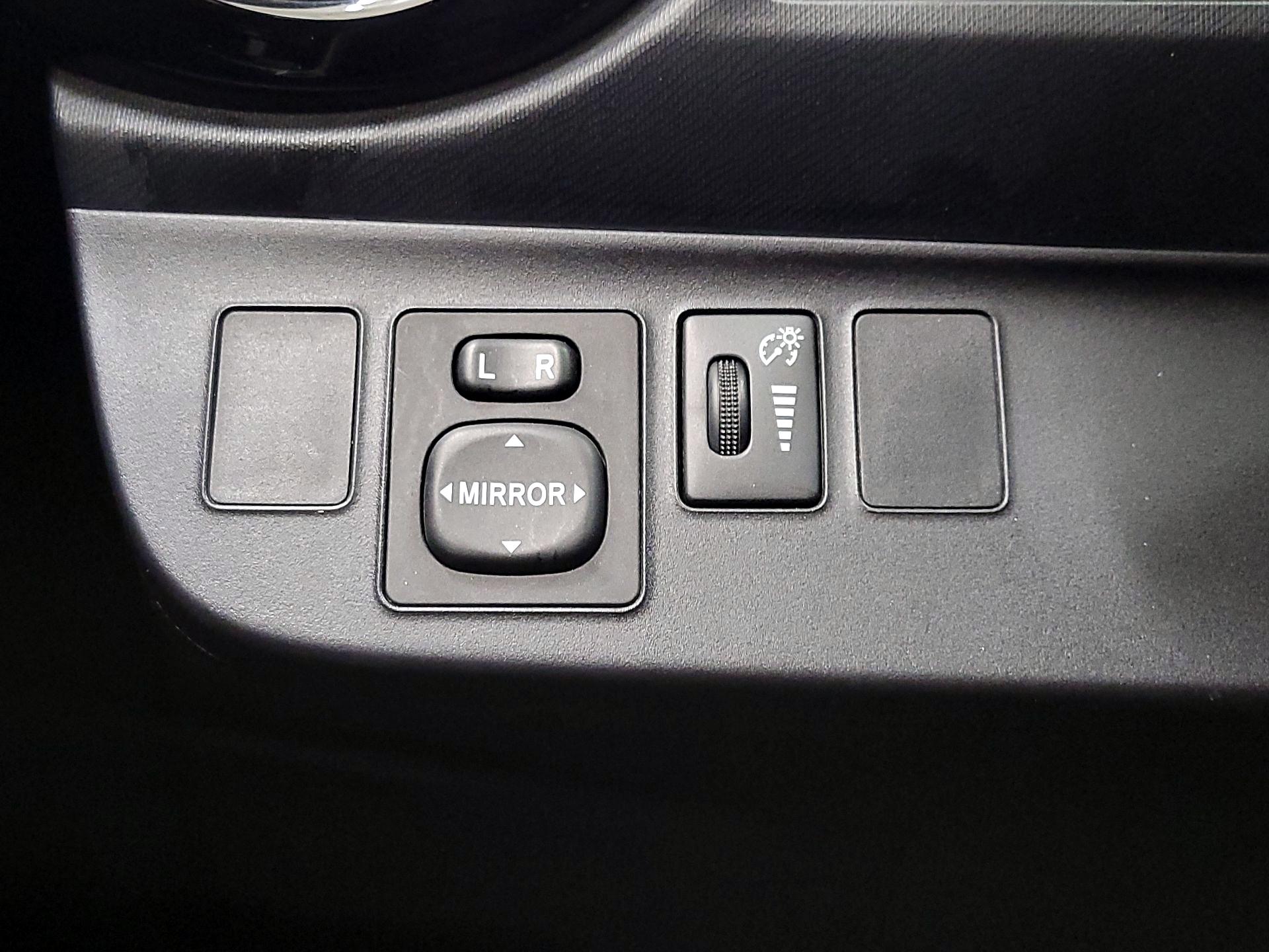 Thumbnail: 2015 Toyota Prius c - 13