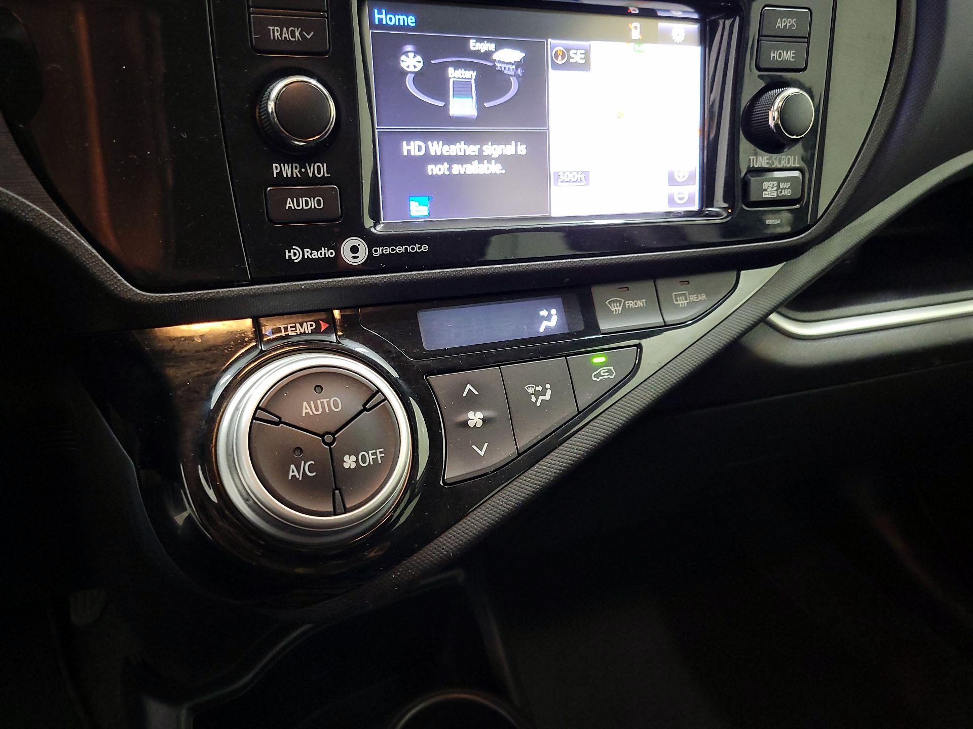 Thumbnail: 2015 Toyota Prius c - 15