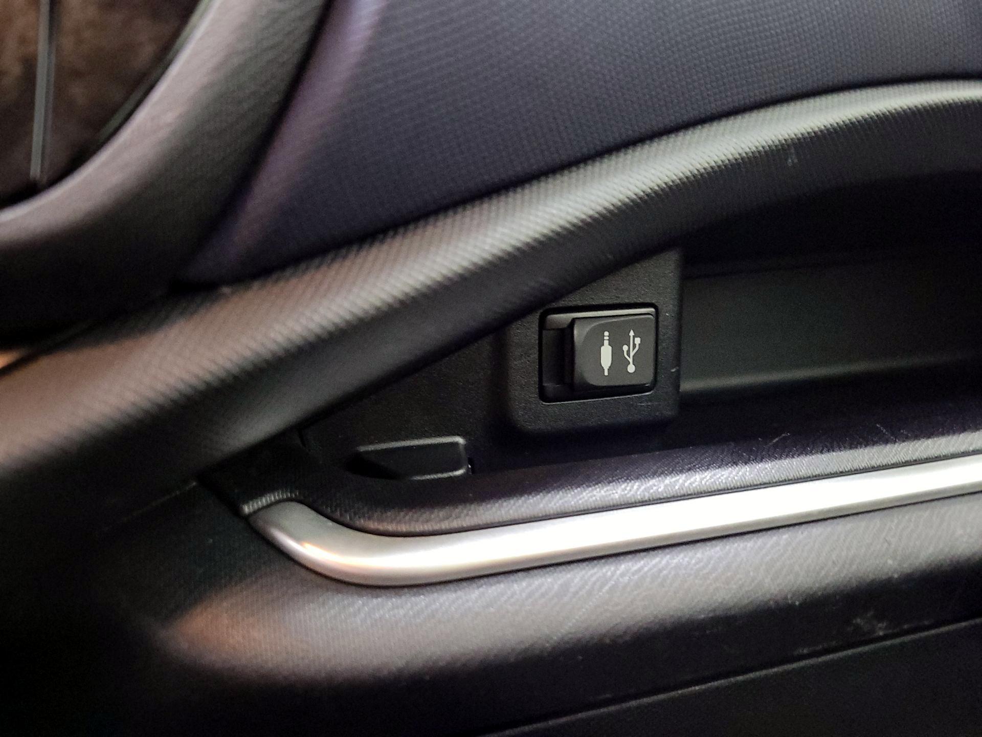 Thumbnail: 2015 Toyota Prius c - 17