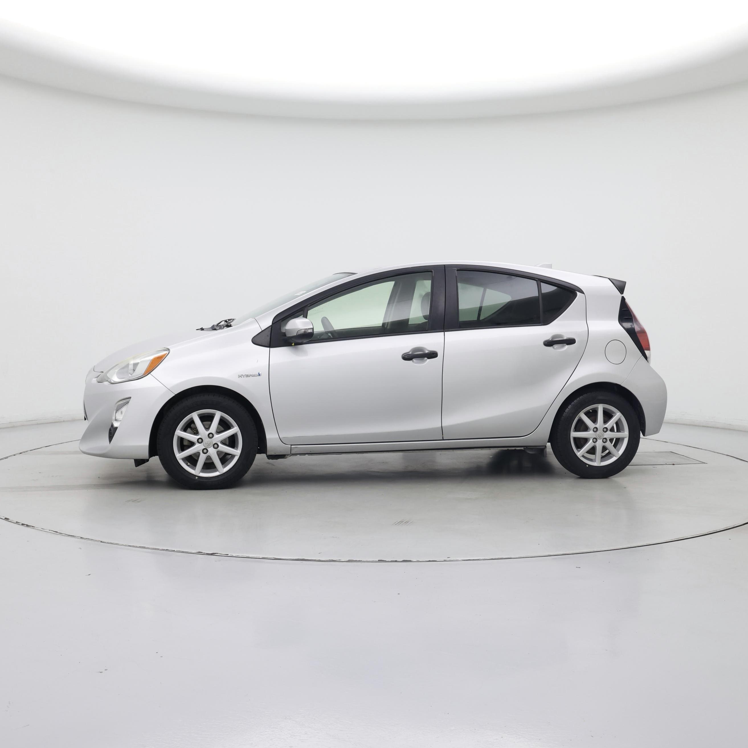 Thumbnail: 2015 Toyota Prius c - 3