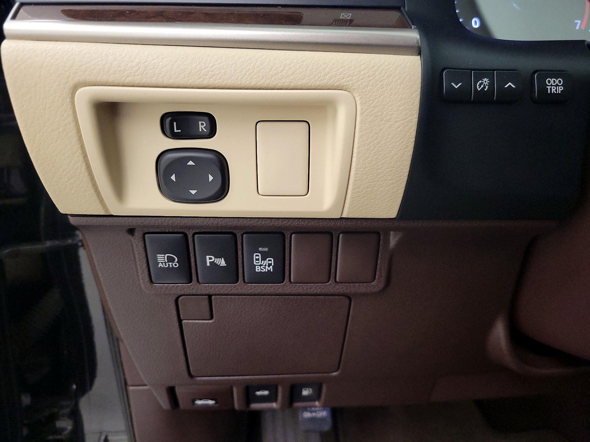 Thumbnail: 2017 Lexus ES - 13