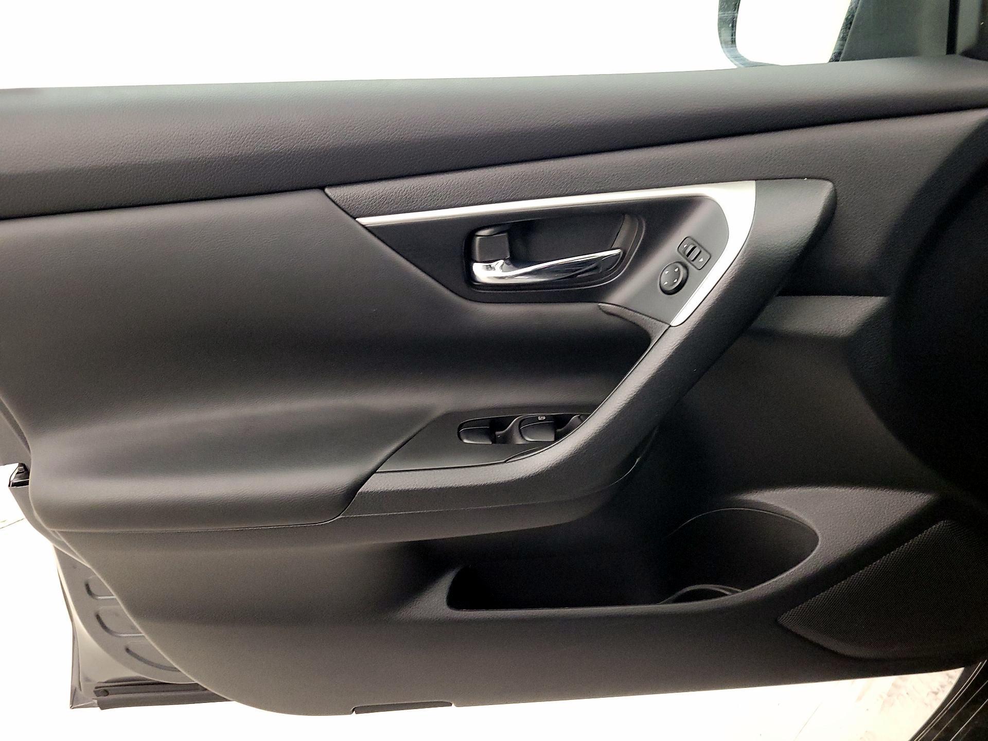 Thumbnail: 2017 Nissan Altima - 12