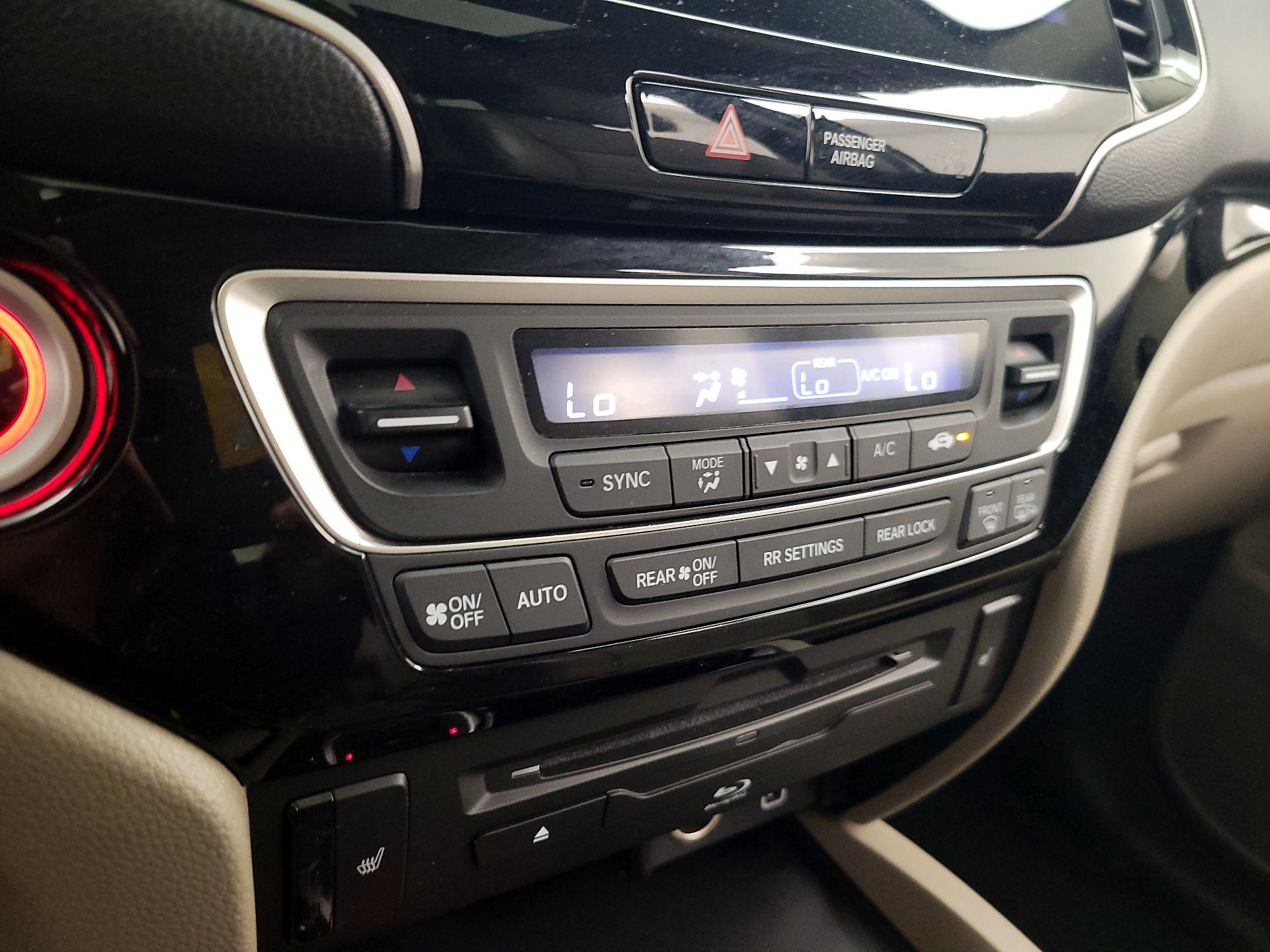 Thumbnail: 2019 Honda Pilot - 16