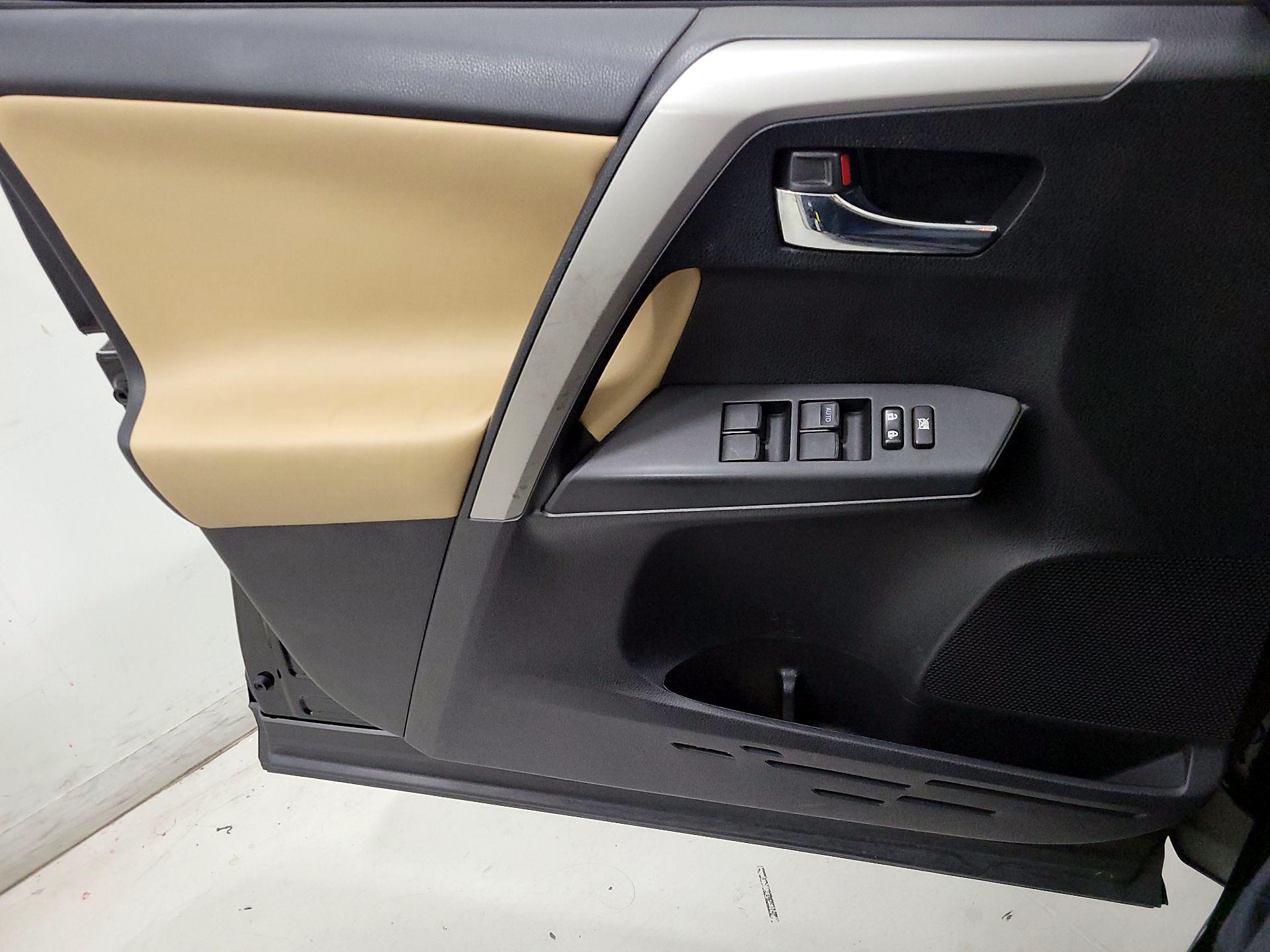 Thumbnail: 2016 Toyota RAV4 - 12