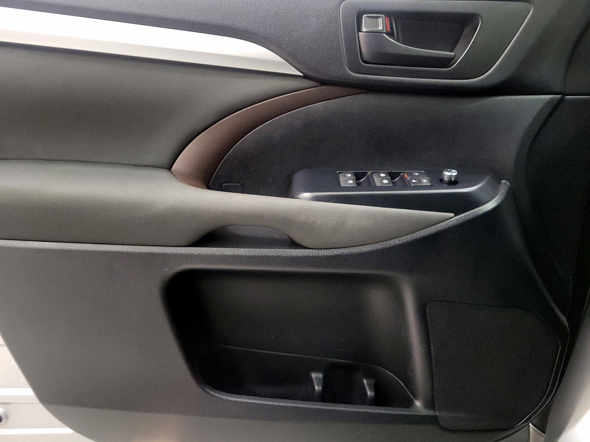 Thumbnail: 2017 Toyota Highlander - 12