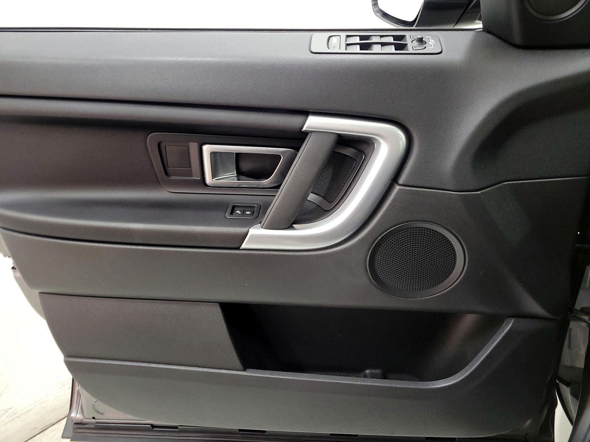 Thumbnail: 2019 Land Rover Discovery Sport - 12