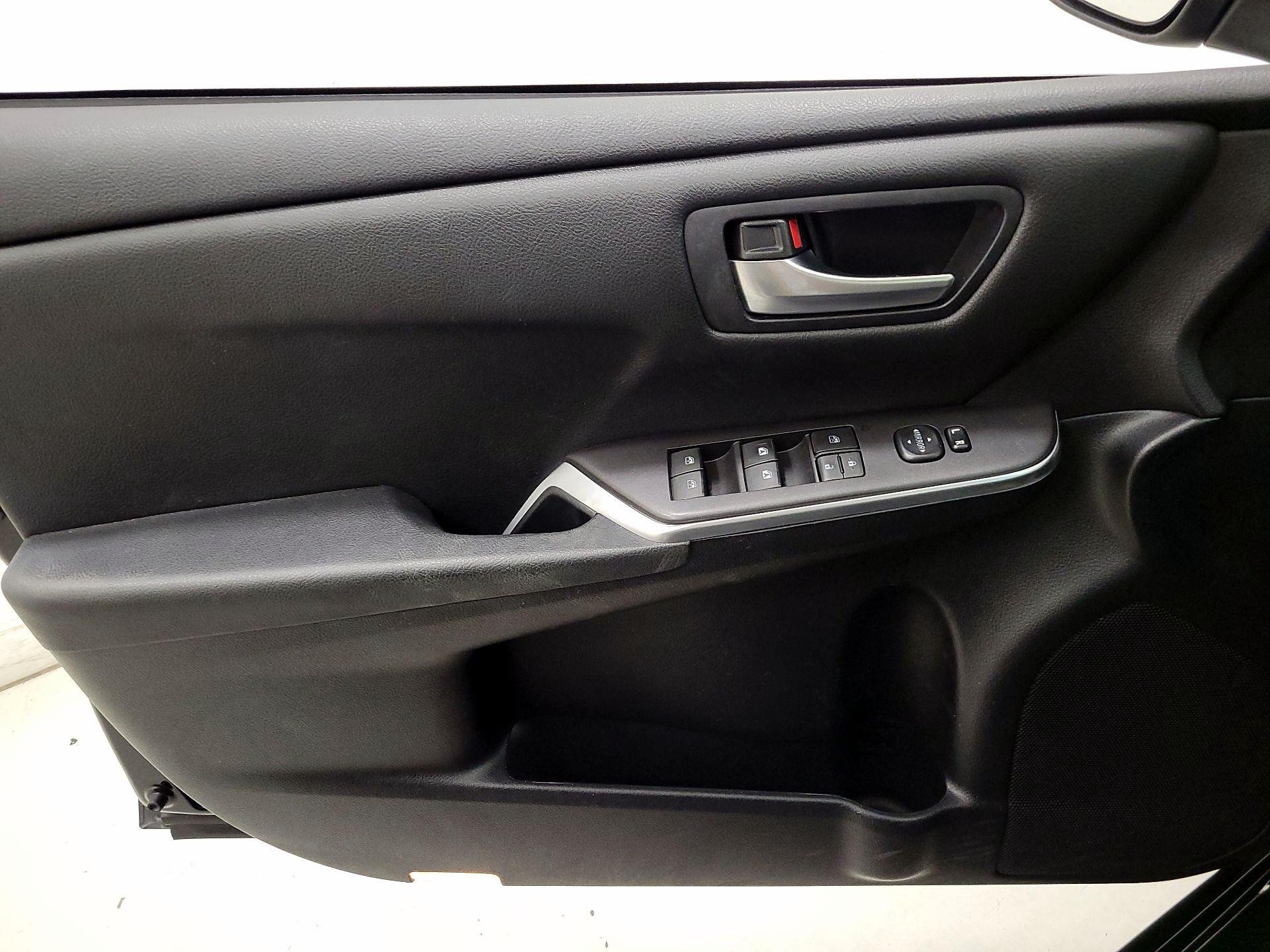 Thumbnail: 2015 Toyota Camry - 12