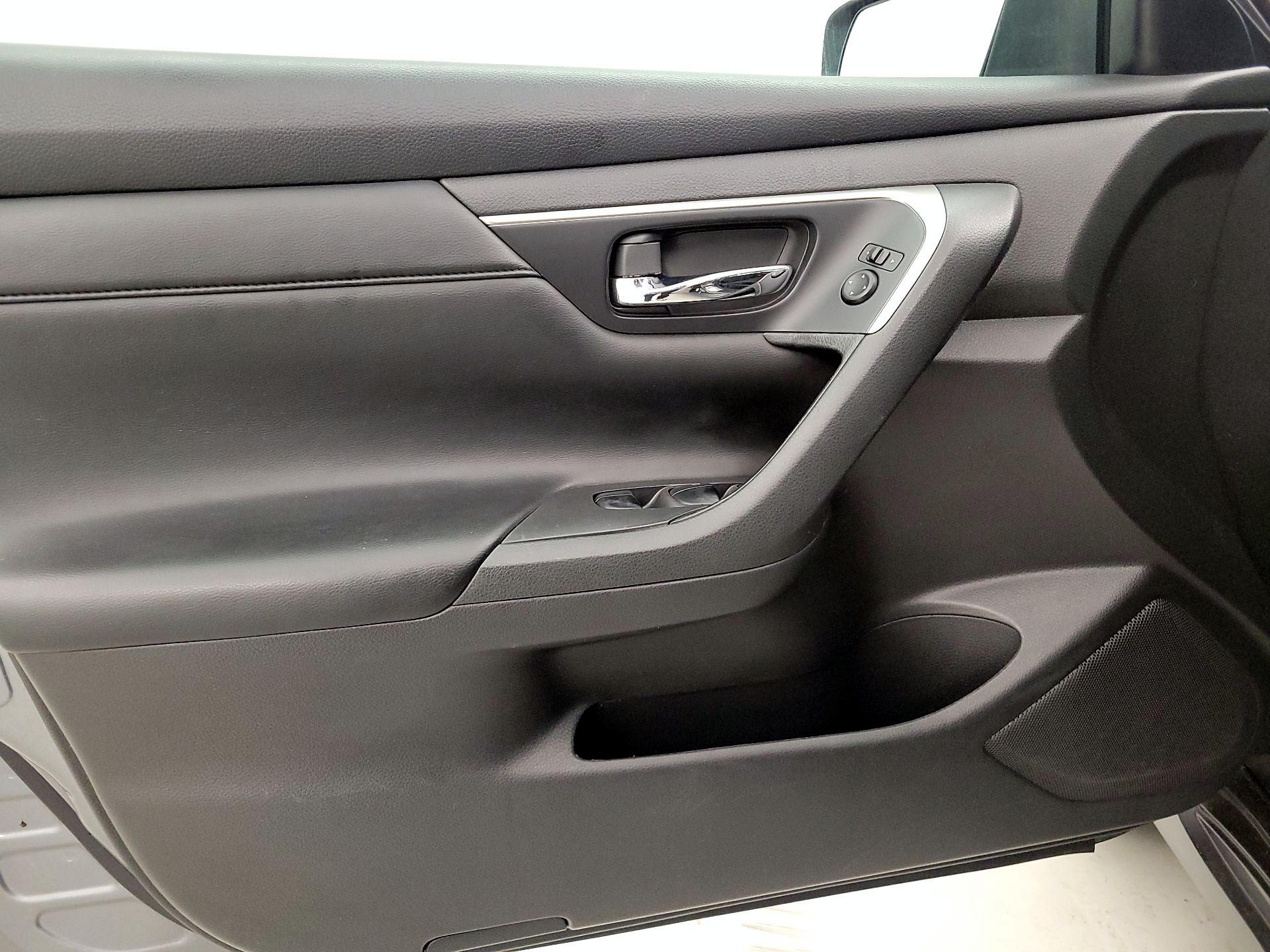 Thumbnail: 2015 Nissan Altima - 12