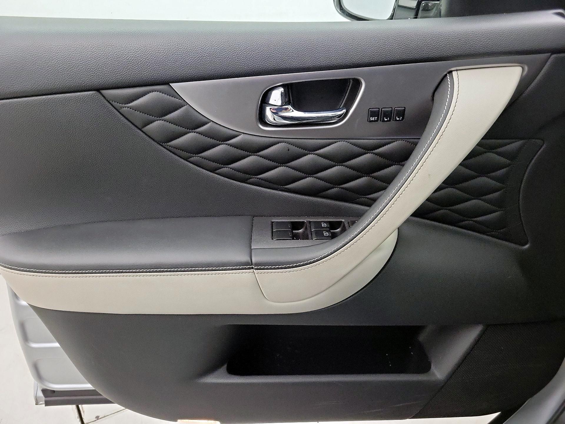 Thumbnail: 2017 INFINITI QX70 - 12