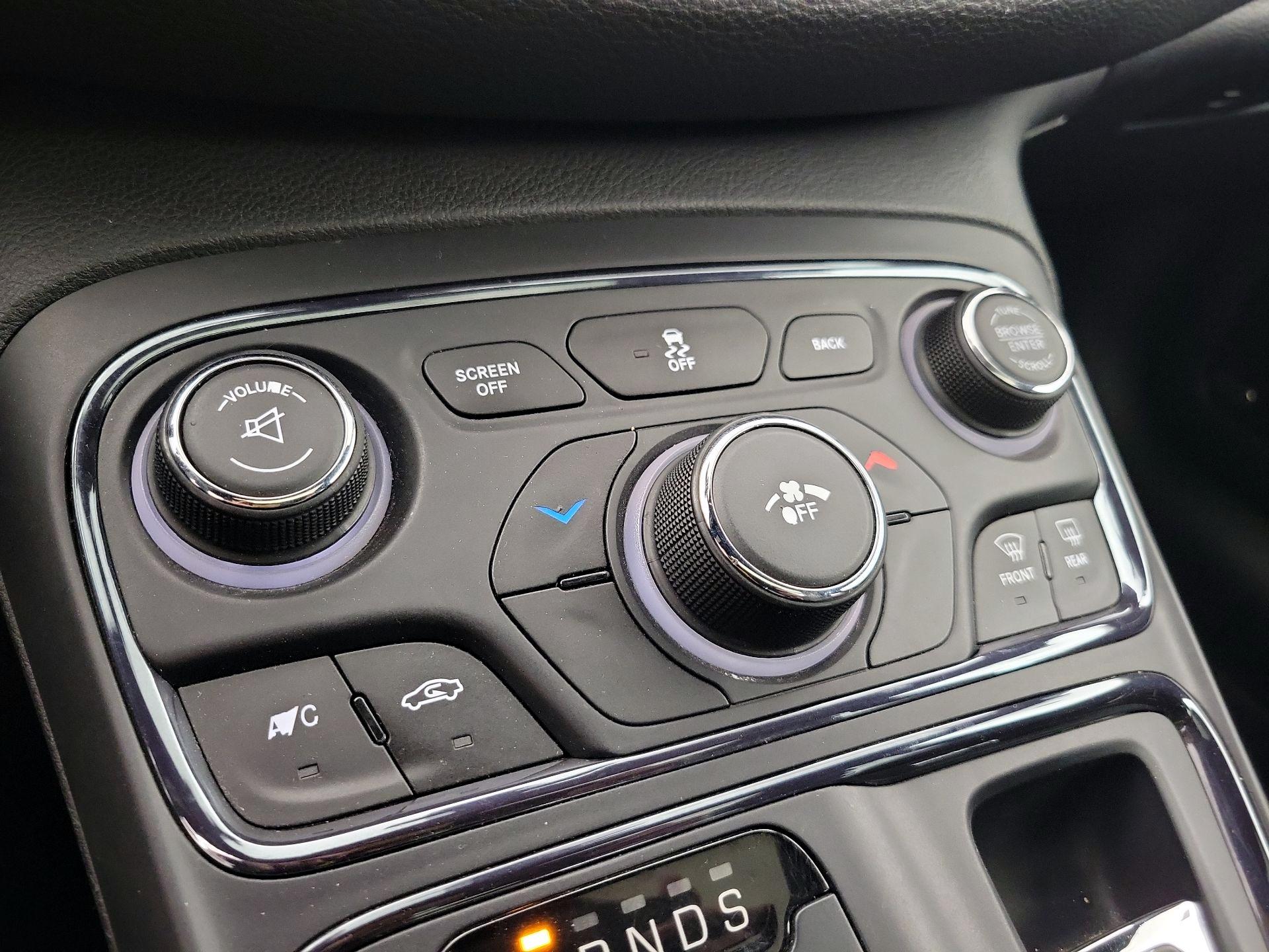 Thumbnail: 2015 Chrysler 200 - 17