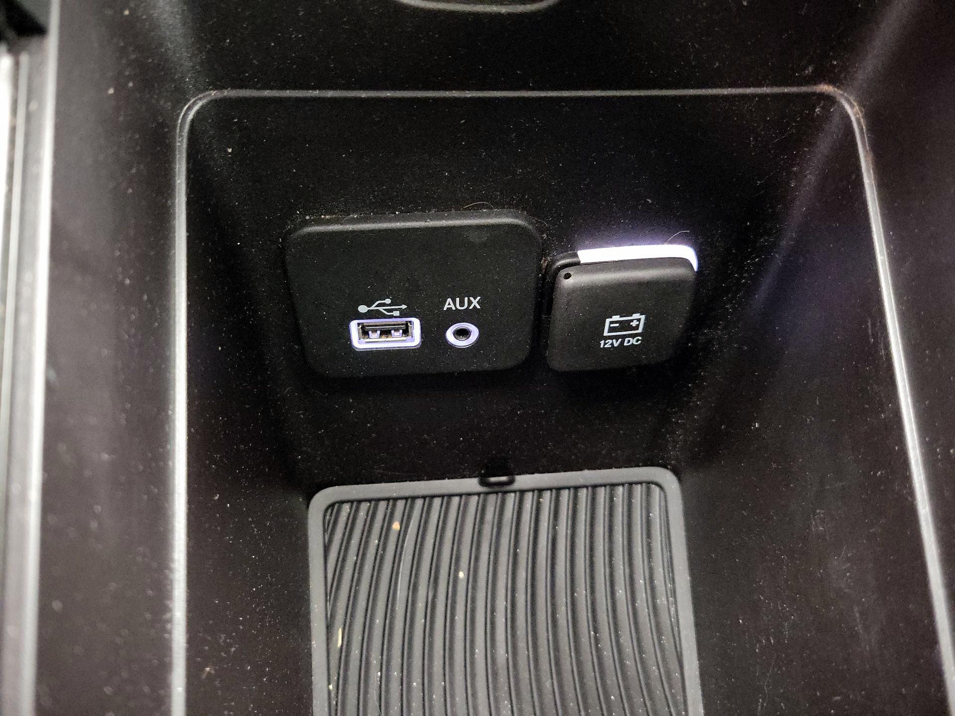 Thumbnail: 2015 Chrysler 200 - 19