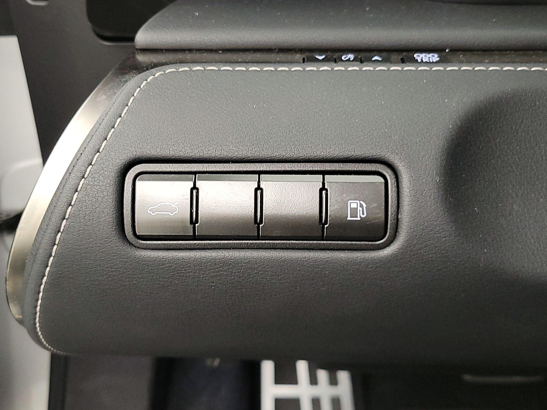 Thumbnail: 2021 Lexus LC - 13