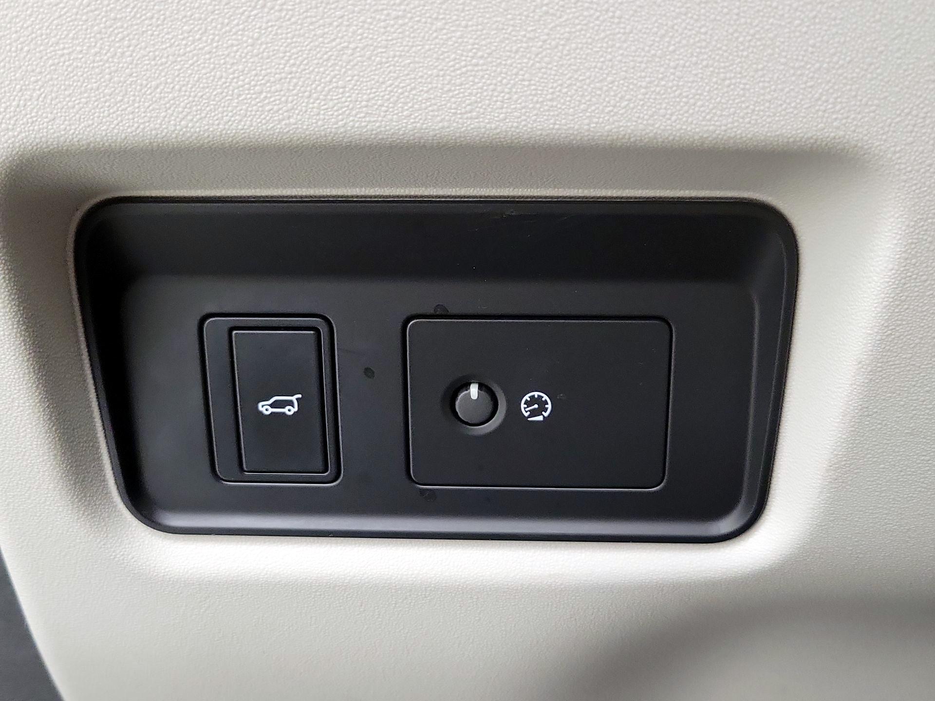 Thumbnail: 2021 Jaguar E-Pace - 13