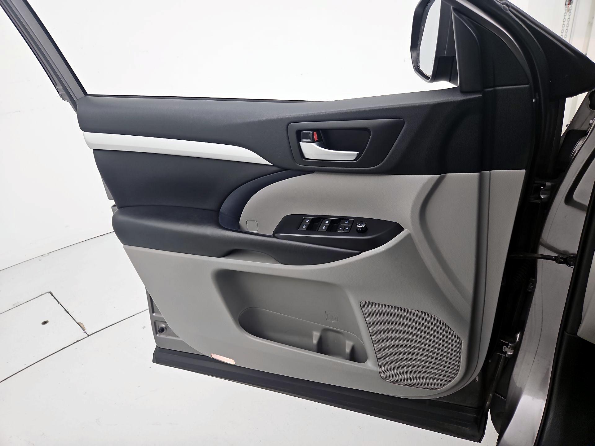 Thumbnail: 2019 Toyota Highlander - 12