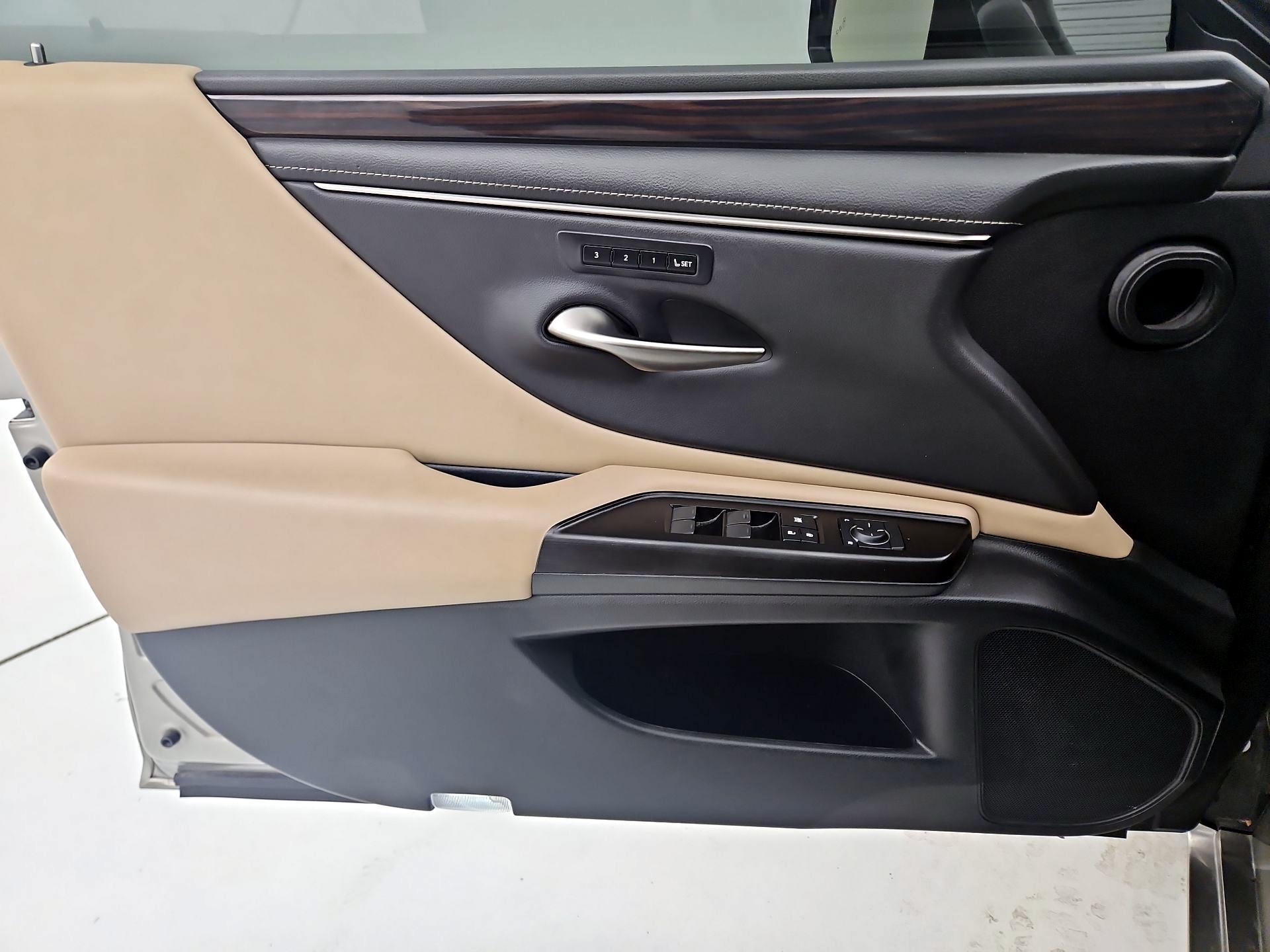 Thumbnail: 2019 Lexus ES - 12