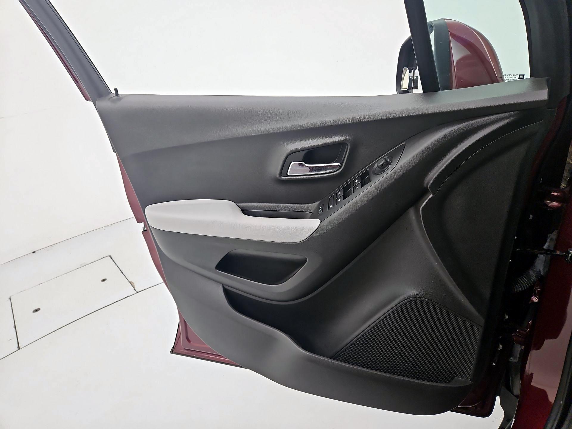 Thumbnail: 2017 Chevrolet Trax - 12