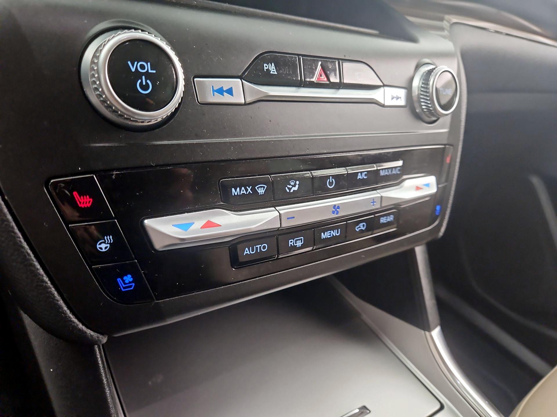 Thumbnail: 2020 Ford Explorer - 17