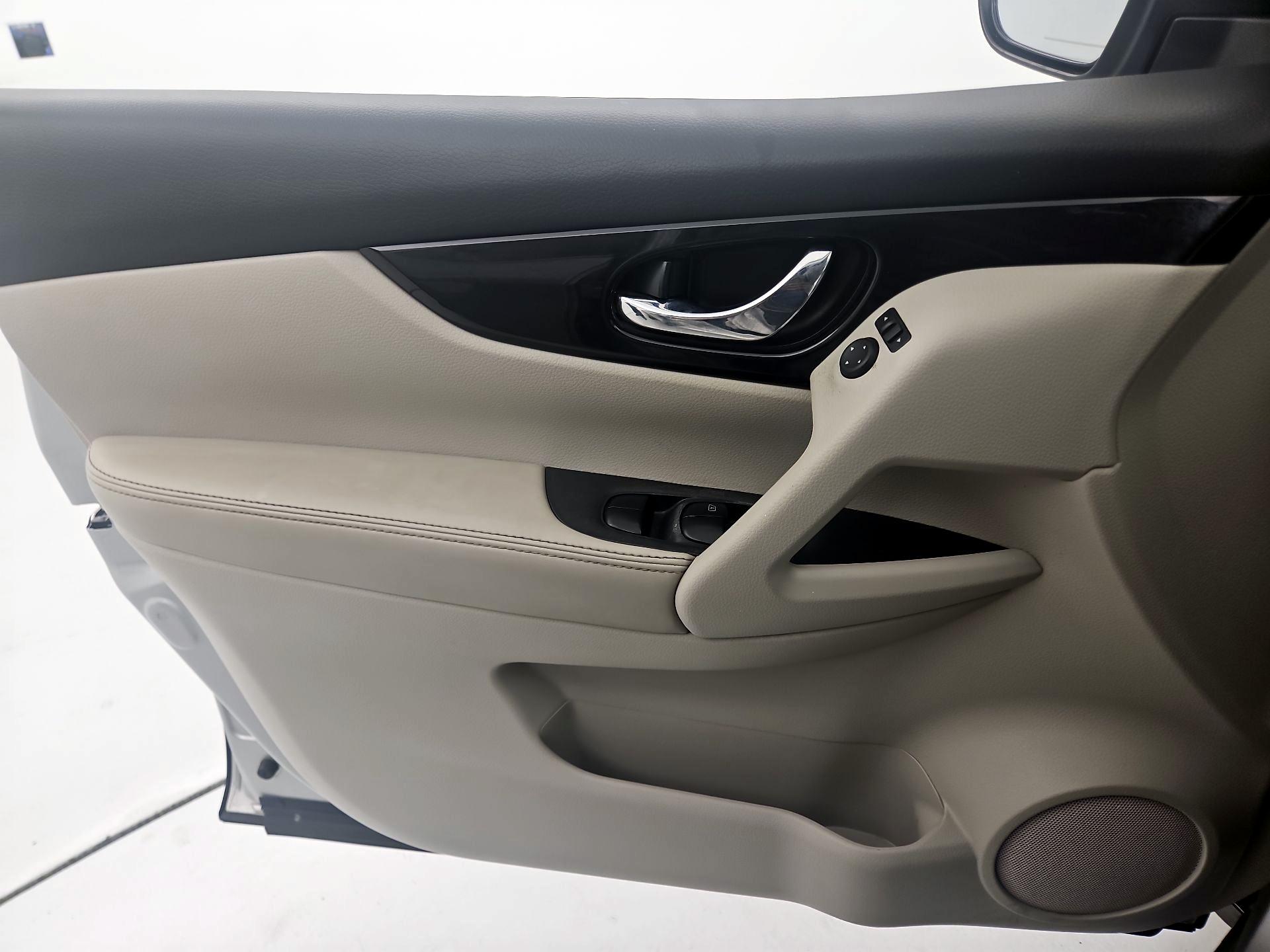 Thumbnail: 2021 Nissan Rogue Sport - 12