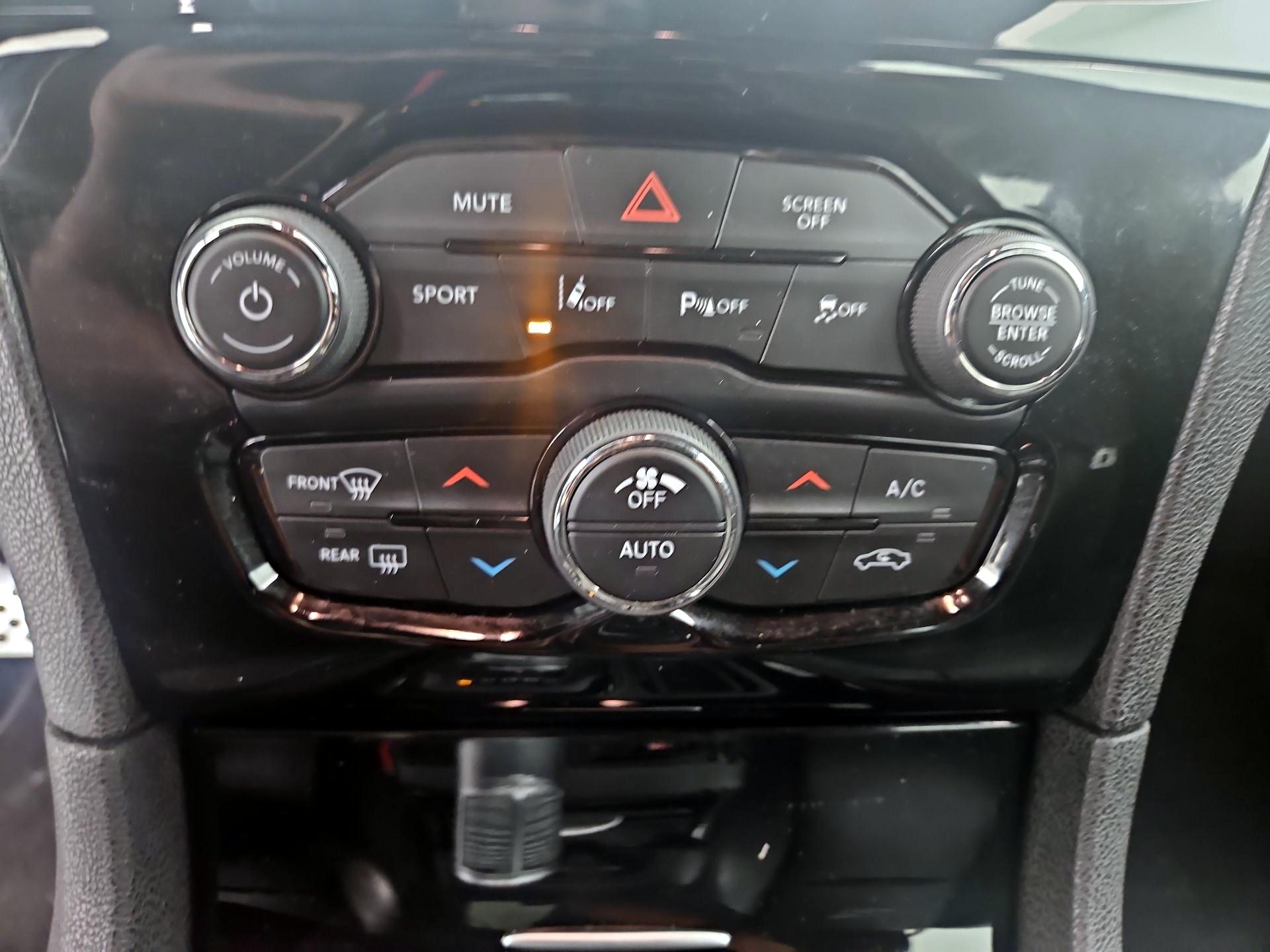 Thumbnail: 2022 Chrysler 300 - 17