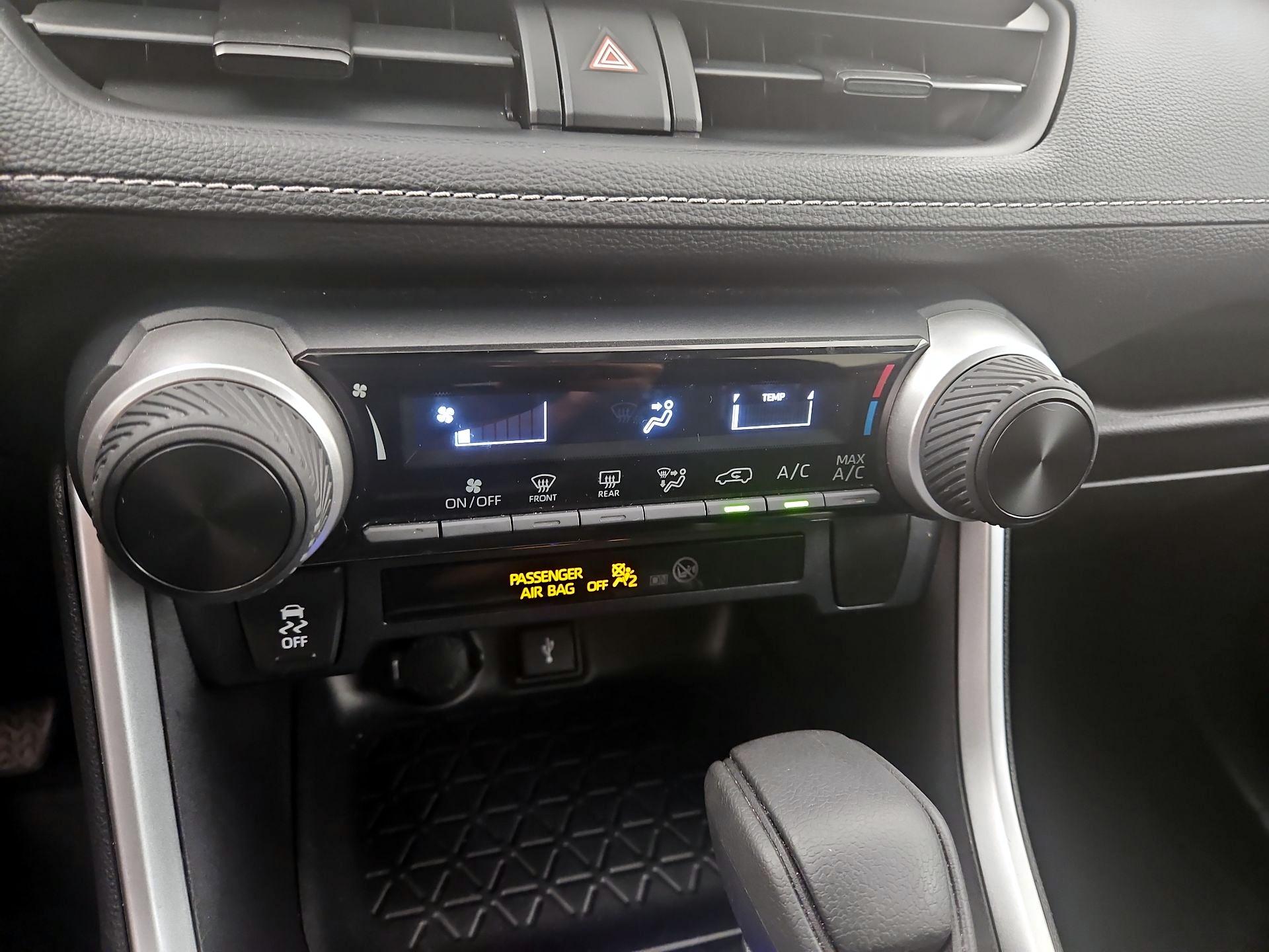 Thumbnail: 2021 Toyota RAV4 - 16