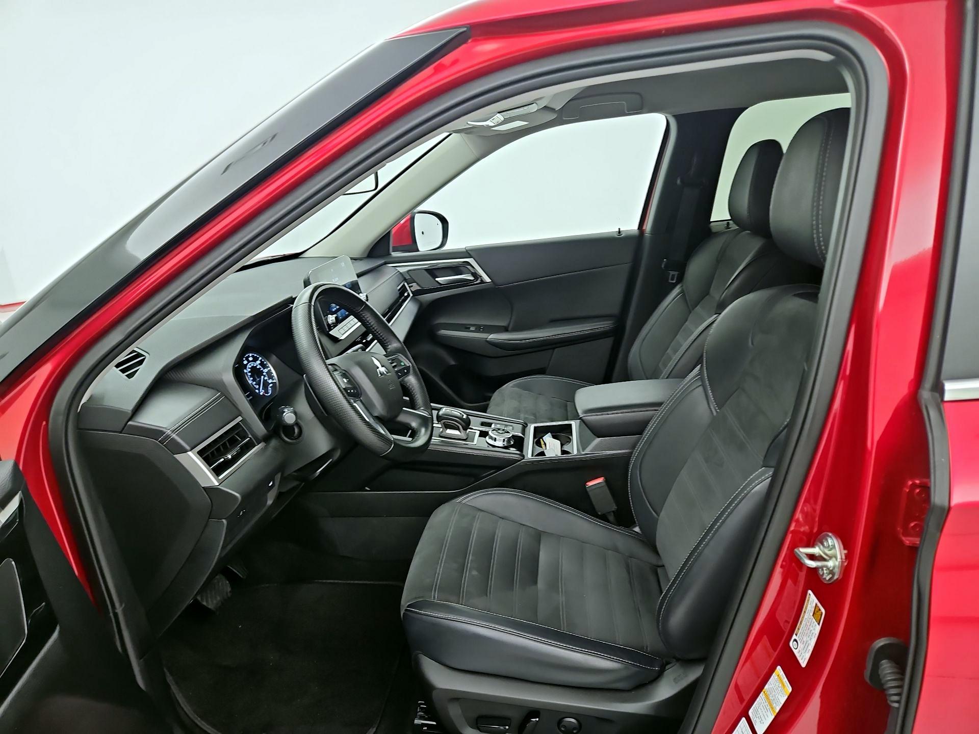 Thumbnail: 2024 Mitsubishi Outlander - 11