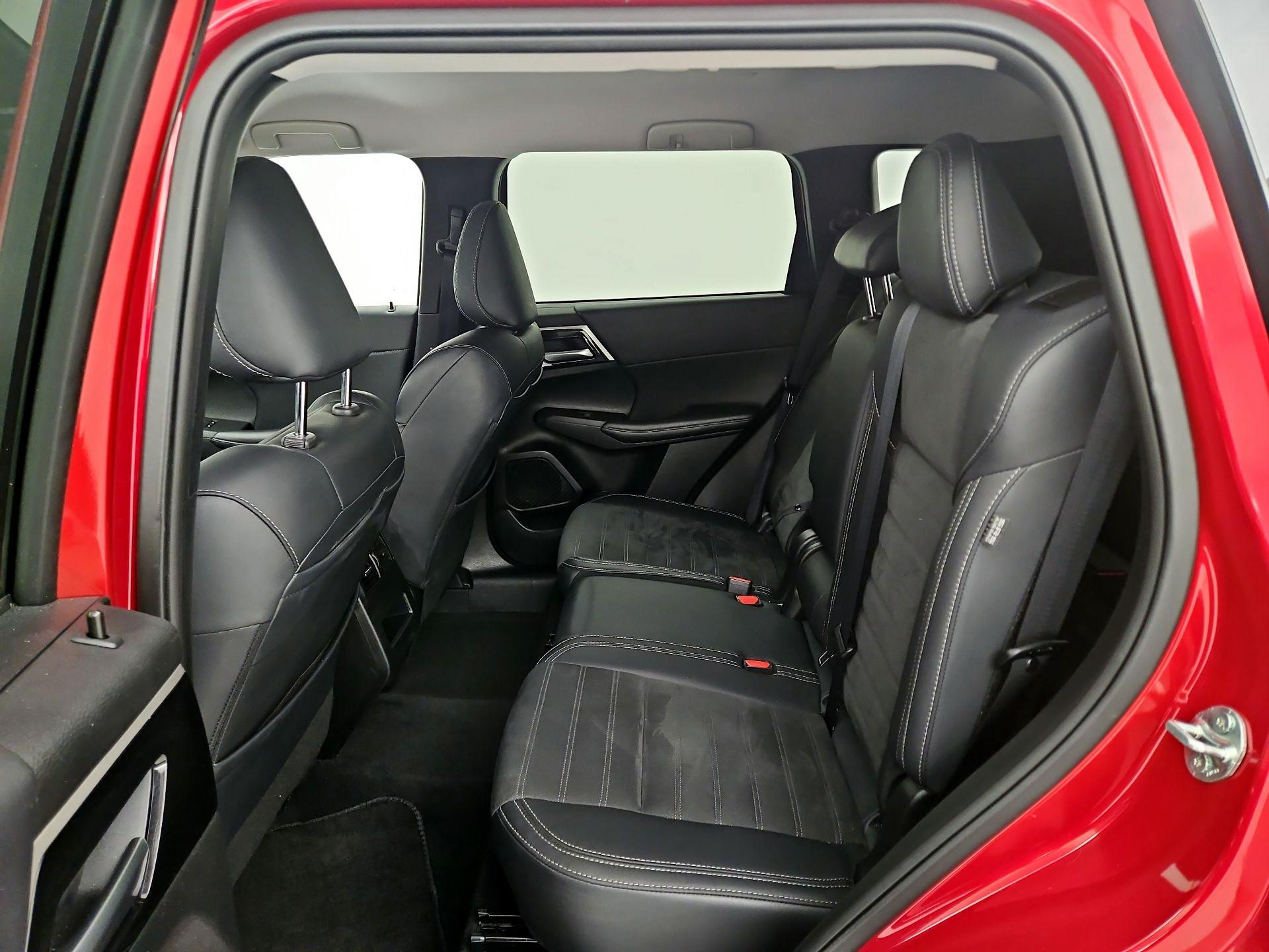 Thumbnail: 2024 Mitsubishi Outlander - 19