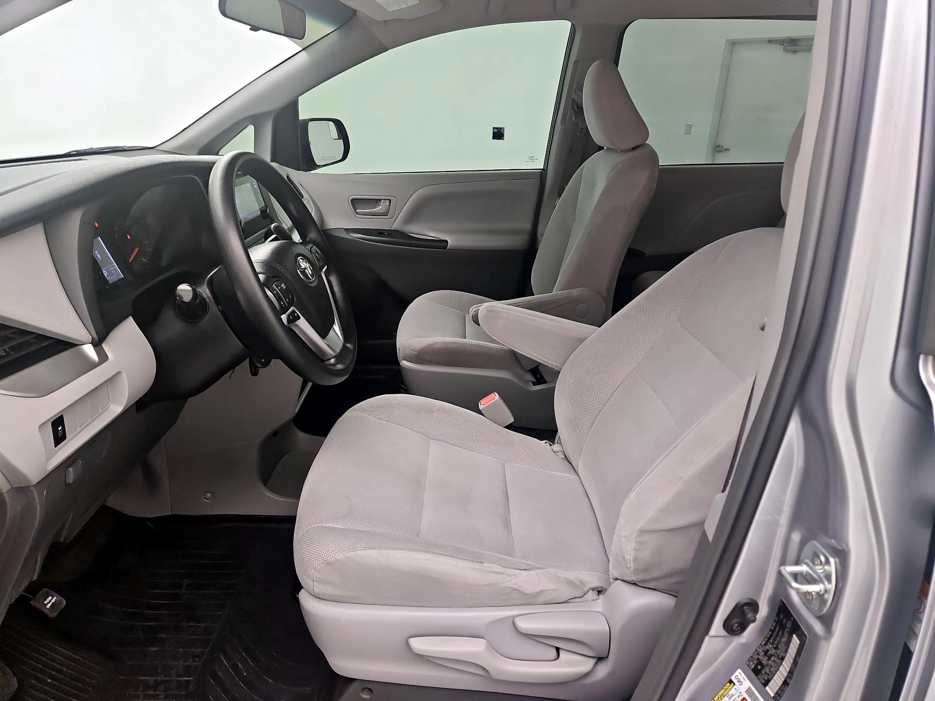 Thumbnail: 2017 Toyota Sienna - 11