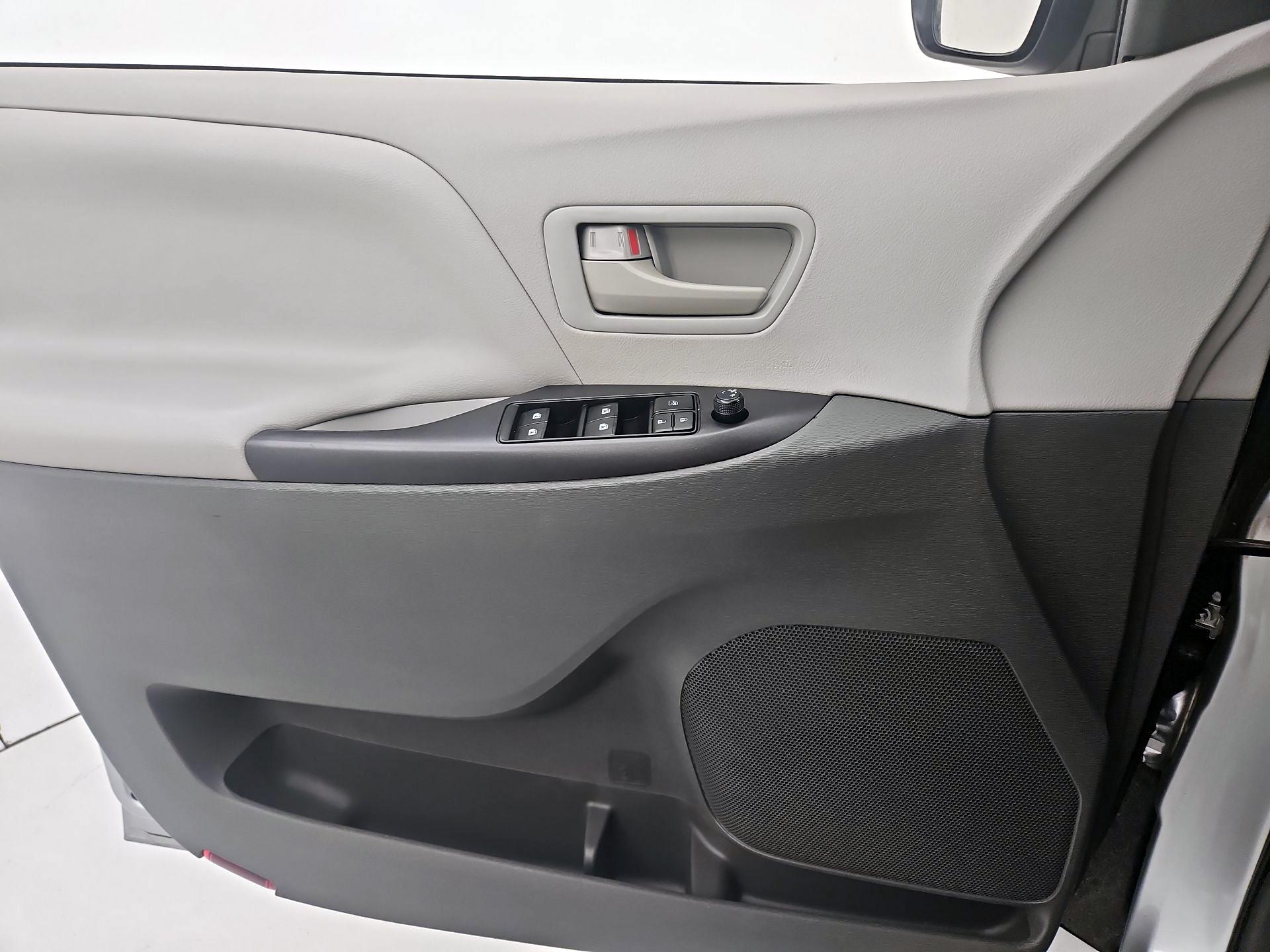 Thumbnail: 2017 Toyota Sienna - 12