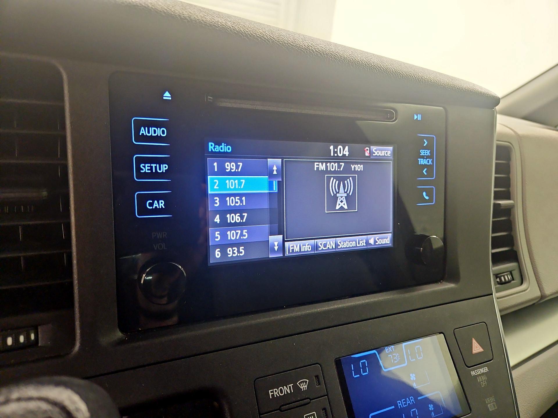 Thumbnail: 2017 Toyota Sienna - 15